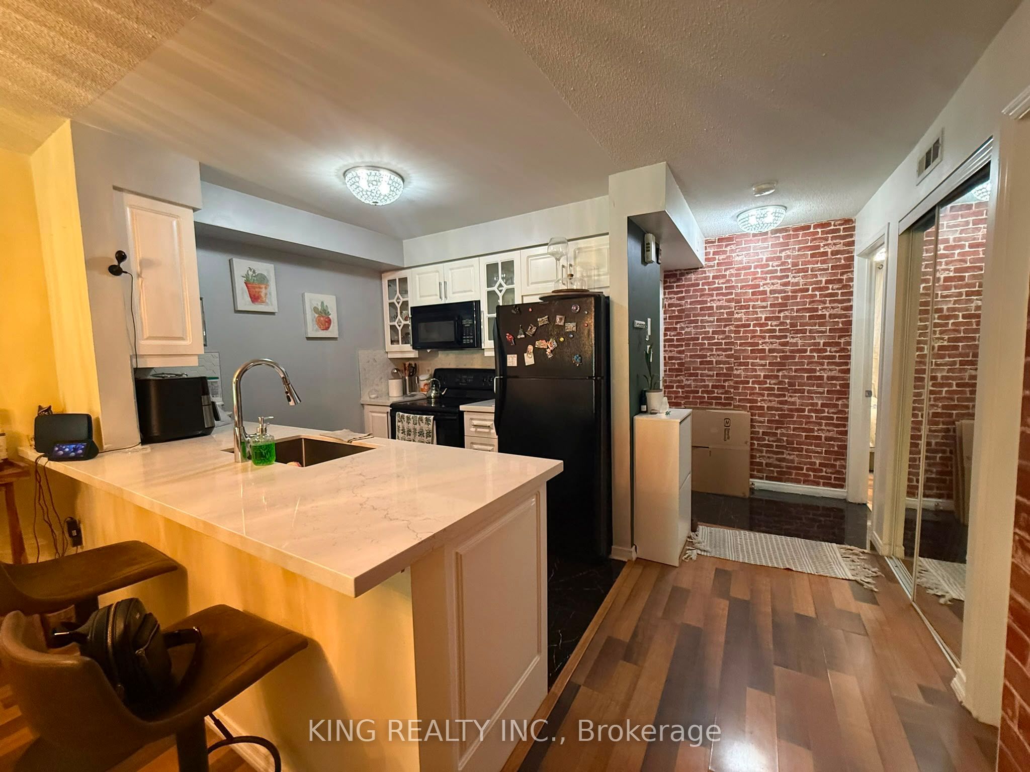 19 Petra Way 1, Whitby, ON L1R 0A6 photo 2