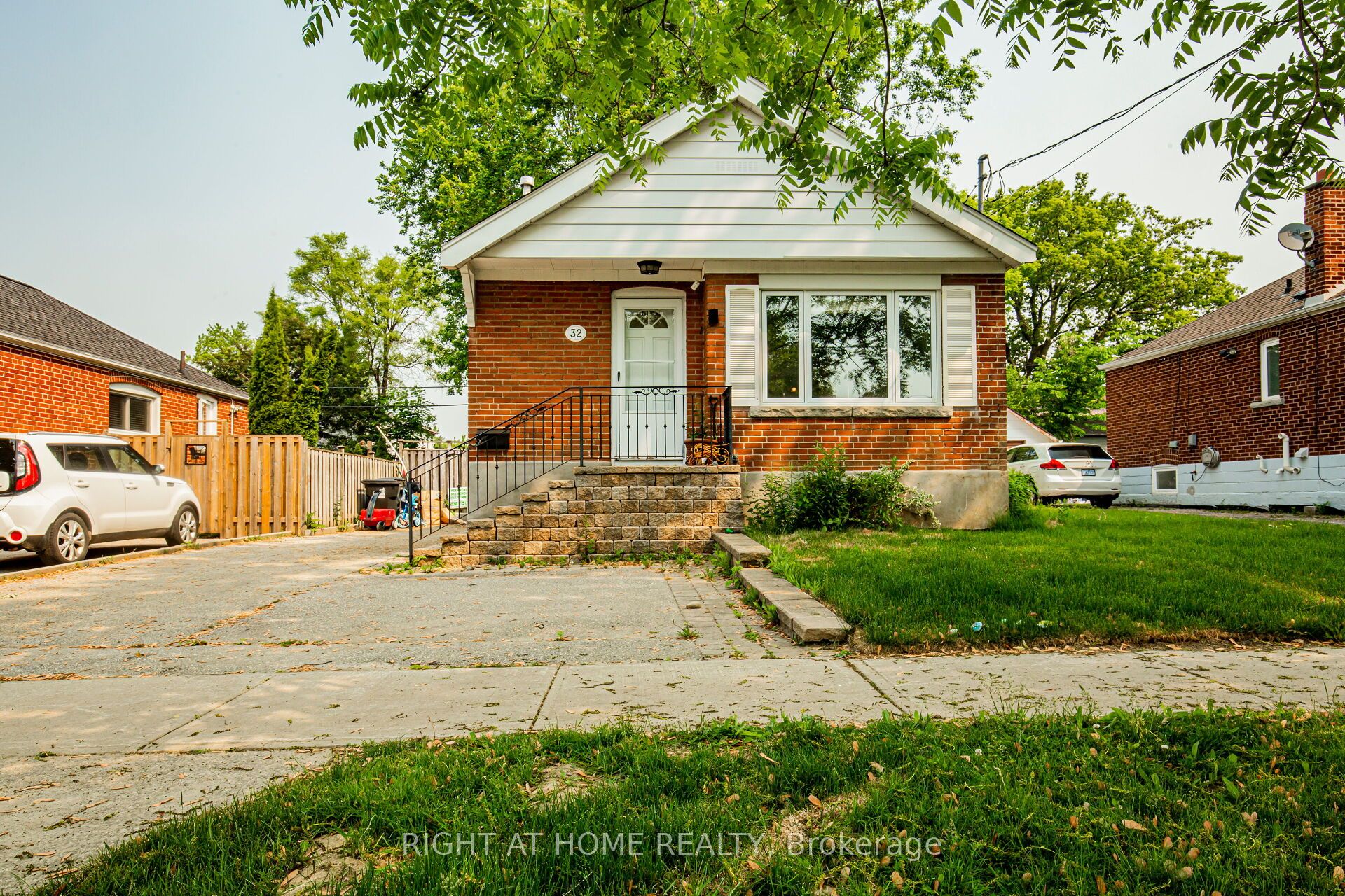 32 Florens Avenue, Toronto, ON M1L 1R6 photo 2