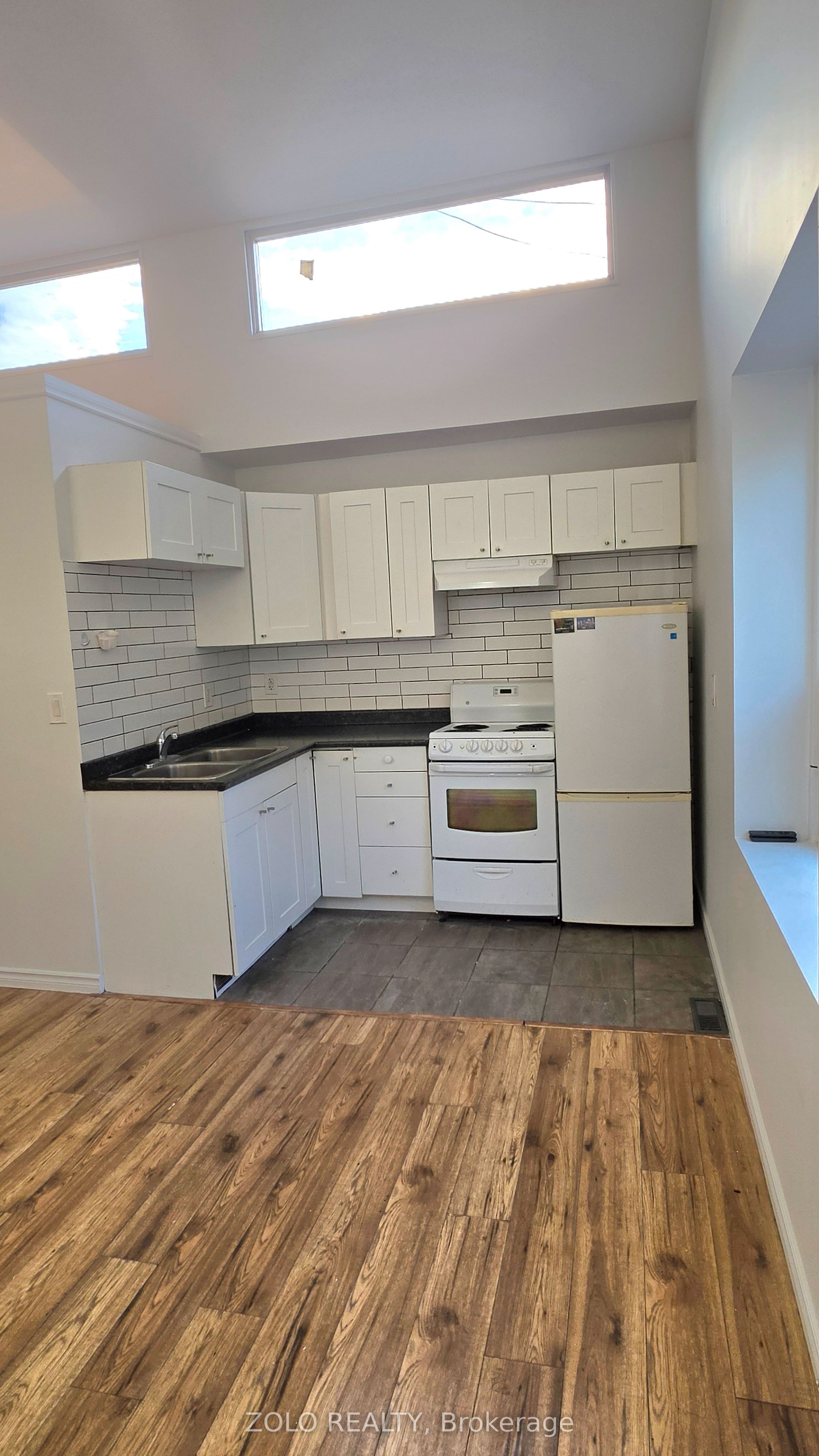 1549 O'CONNOR Drive, Toronto, ON M5B 2E7 photo 2