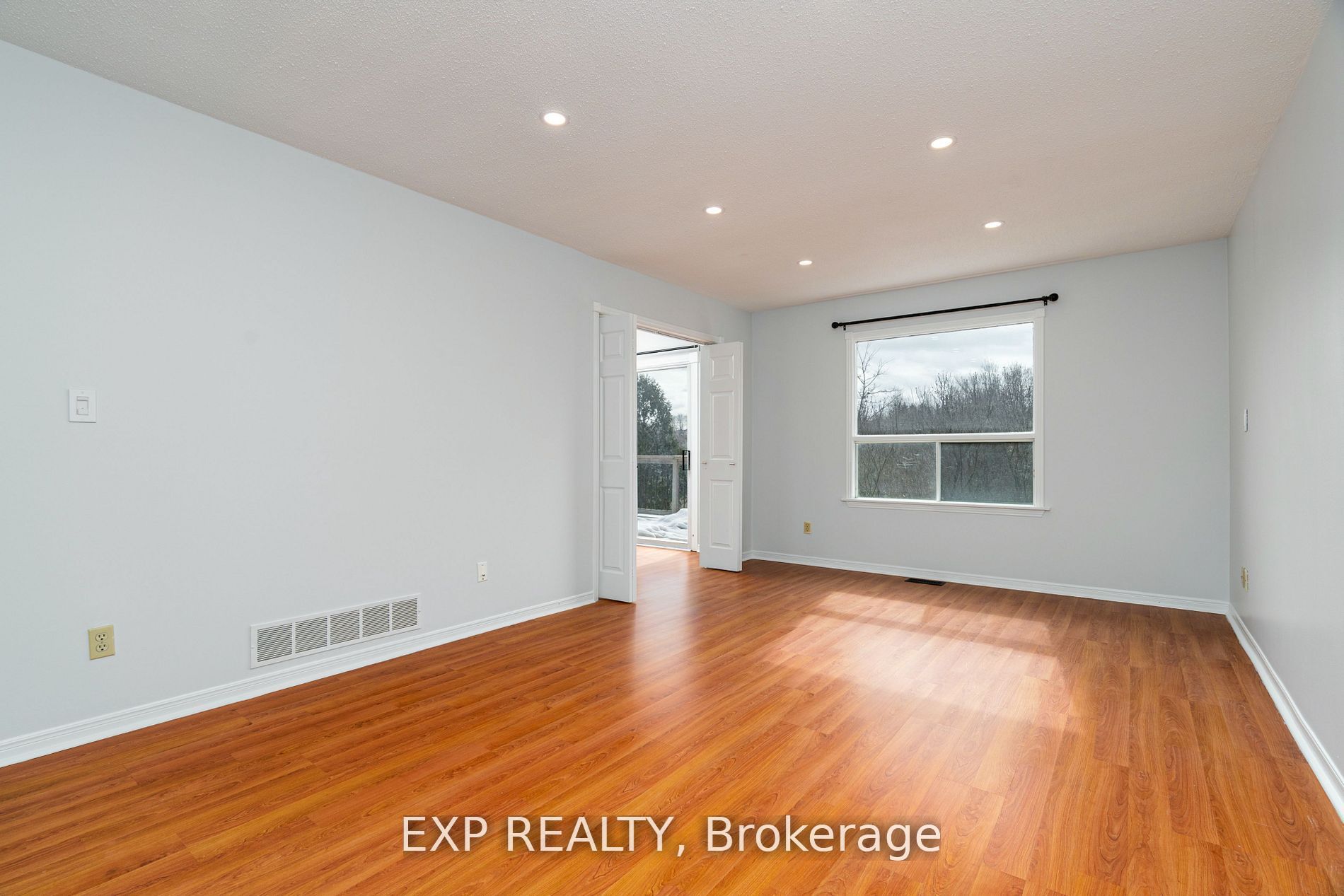 125 Overbank Drive, Oshawa, ON L1J 7Y9 photo 4