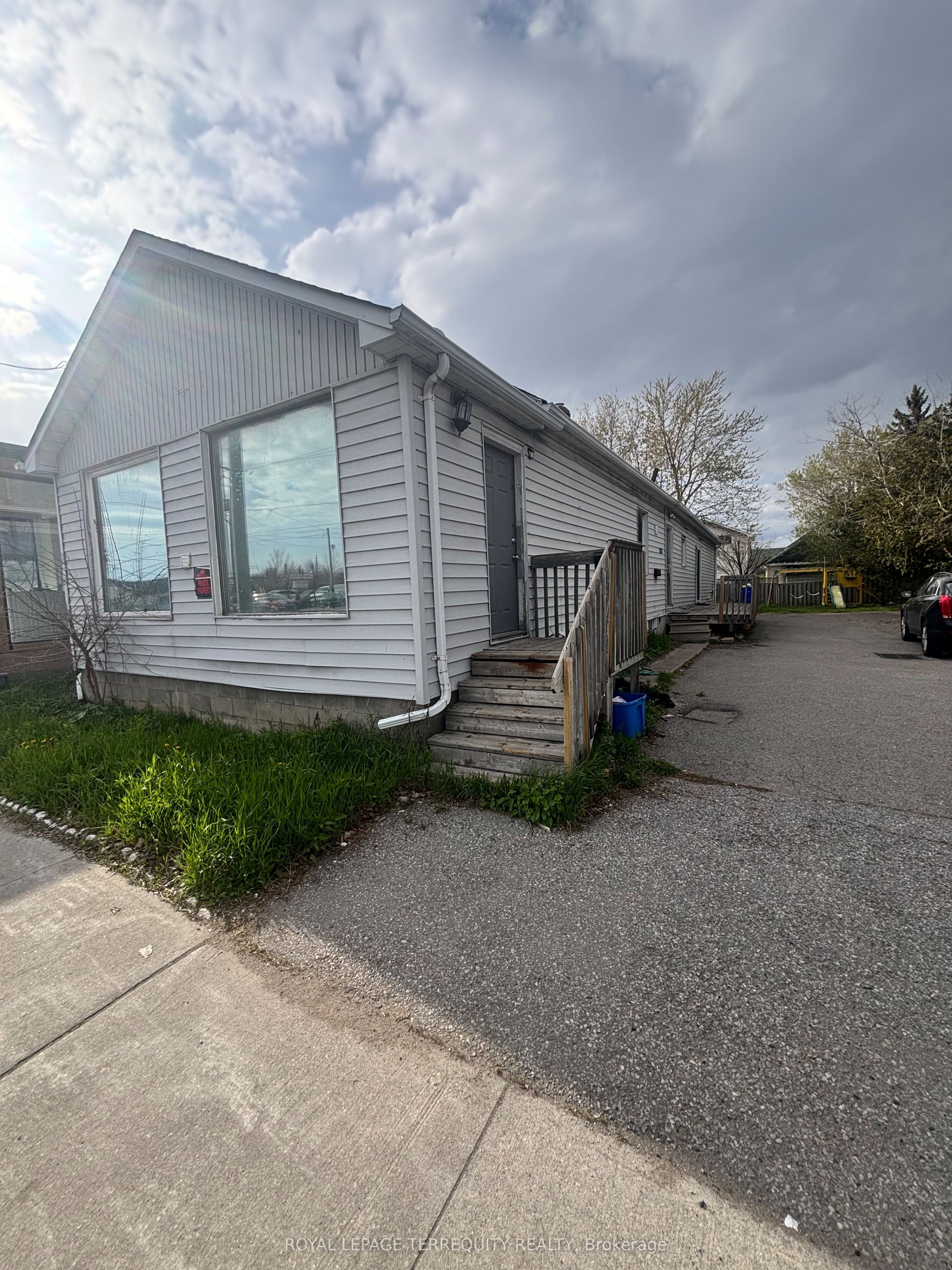 252 Bloor Street E, Oshawa, ON L1H 3M6 photo 2