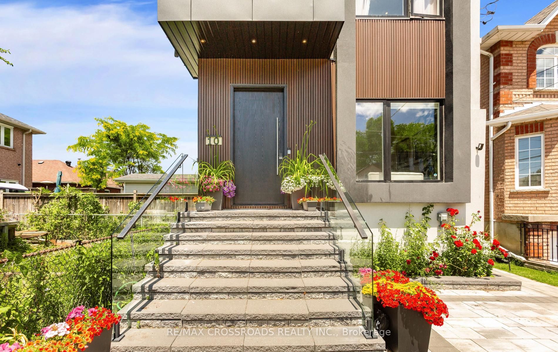 10 Hamstead Avenue, Toronto, ON M4C 2S4 photo 3