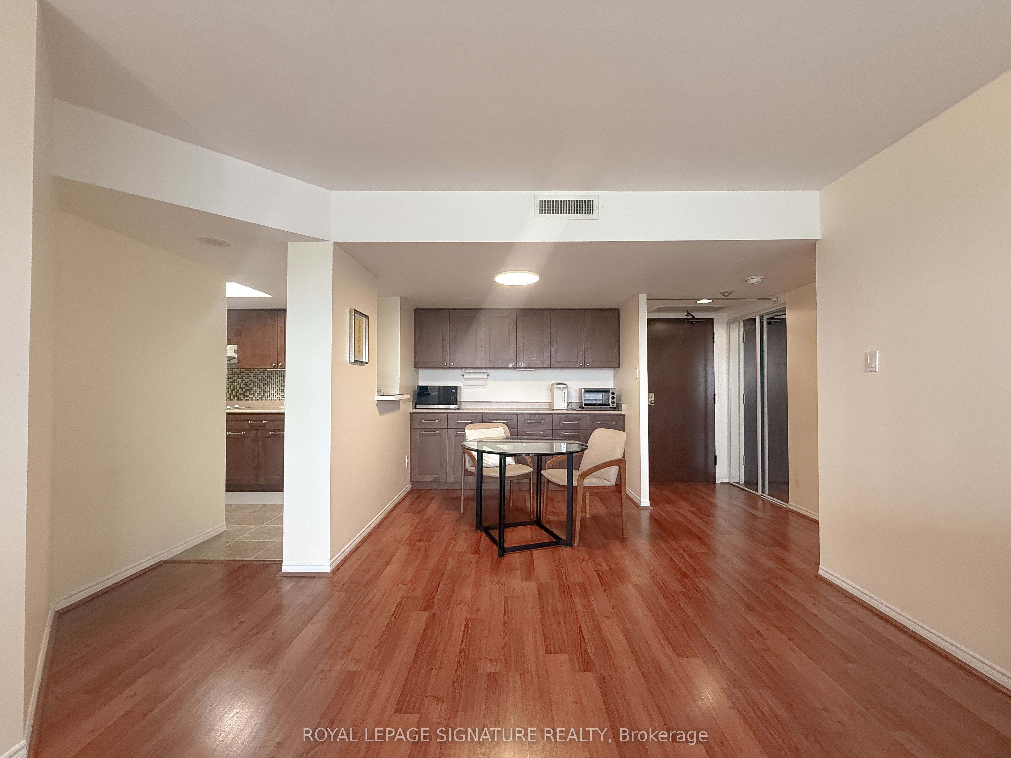 160 Alton Towers Circle 1610, Toronto, ON M1V 4X8 photo 5