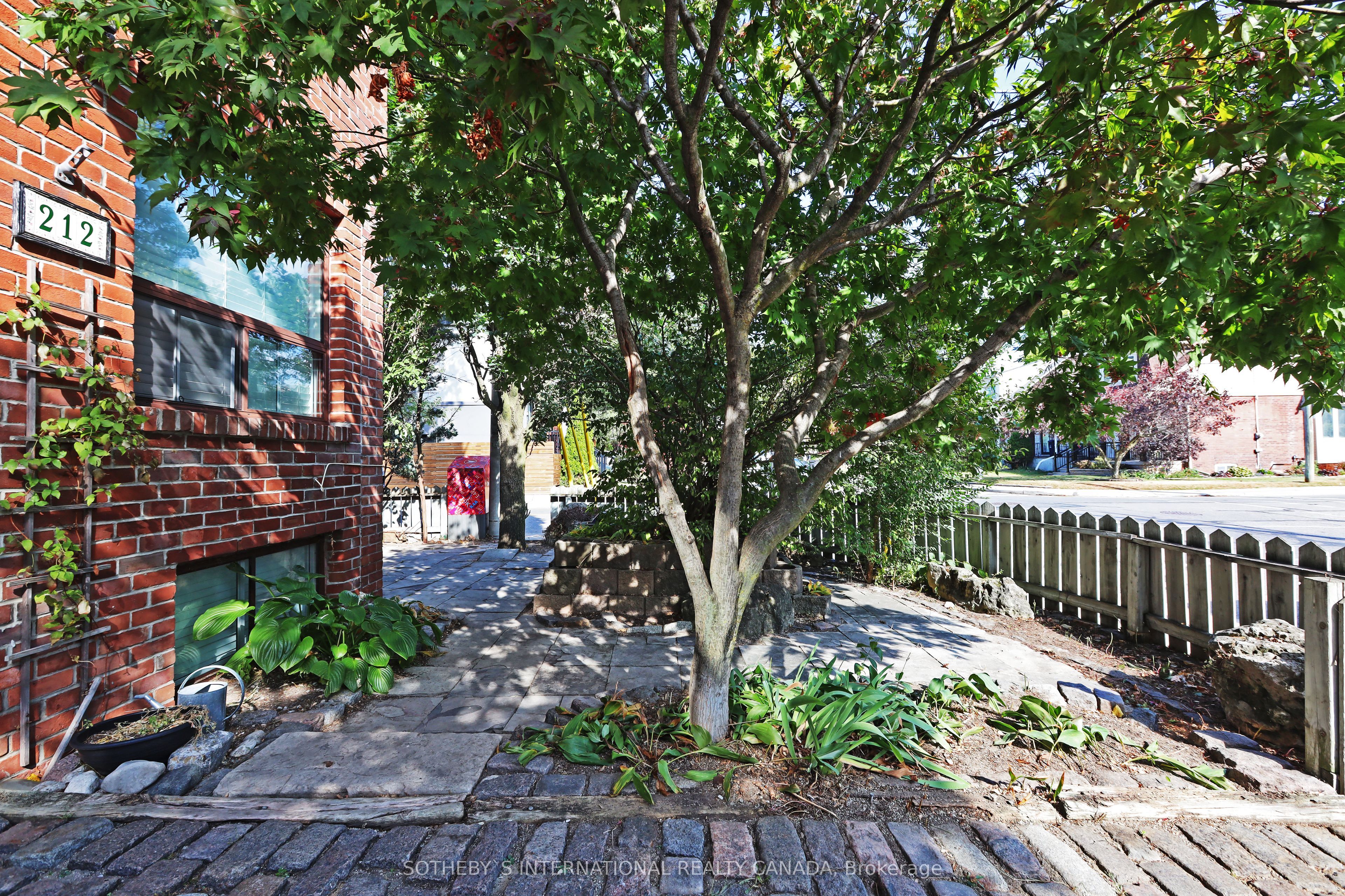 212 Glebemount Avenue Lower, Toronto, ON M4C 3T1 photo 2