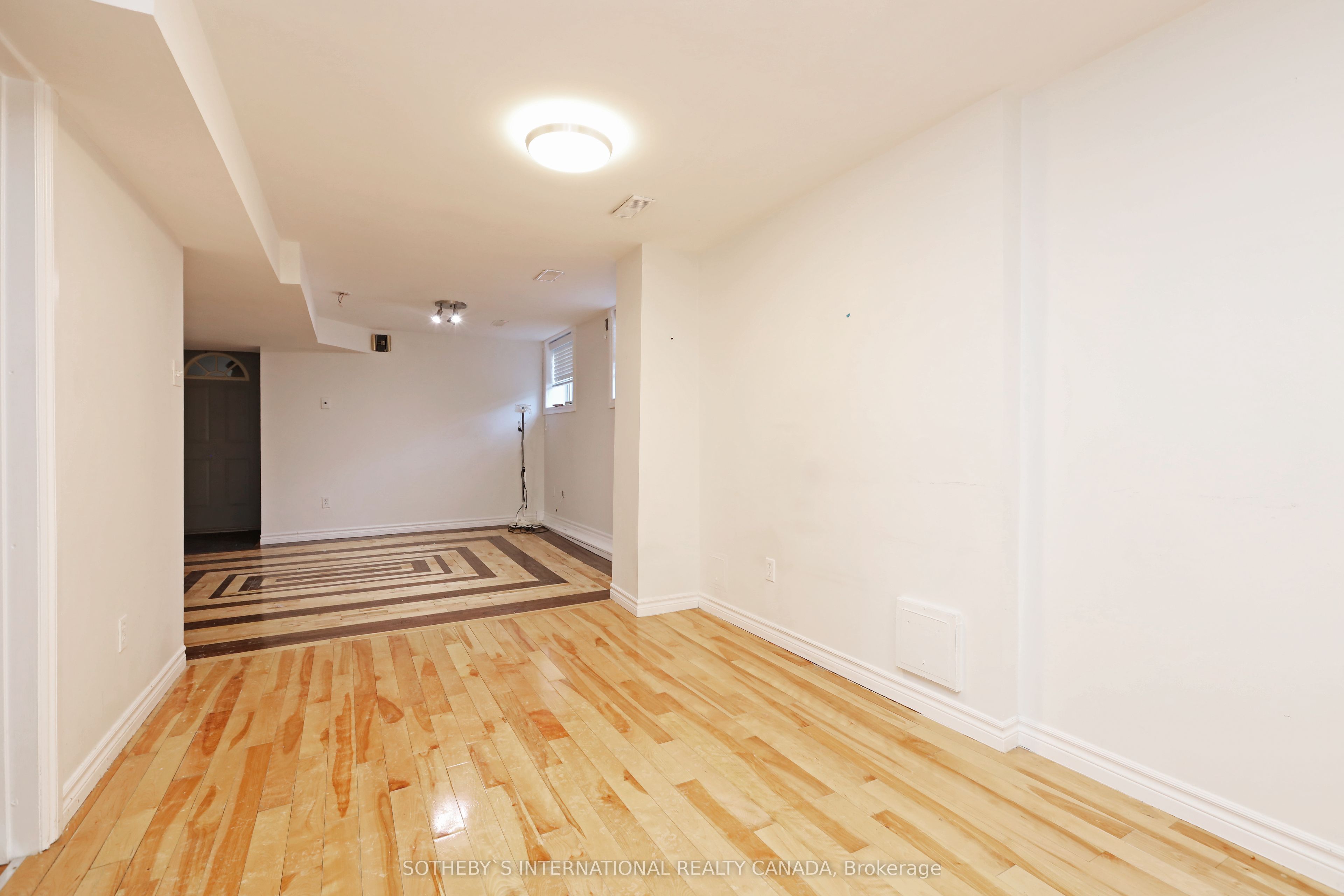 212 Glebemount Avenue Lower, Toronto, ON M4C 3T1 photo 4