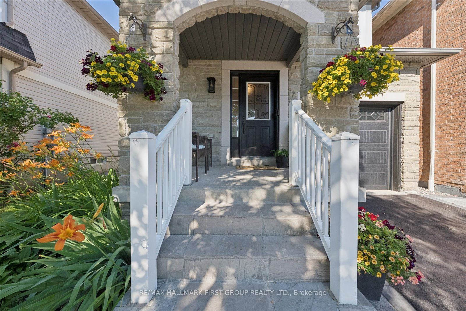 19 Harrongate Place, Whitby, ON L1R 3E8 photo 2
