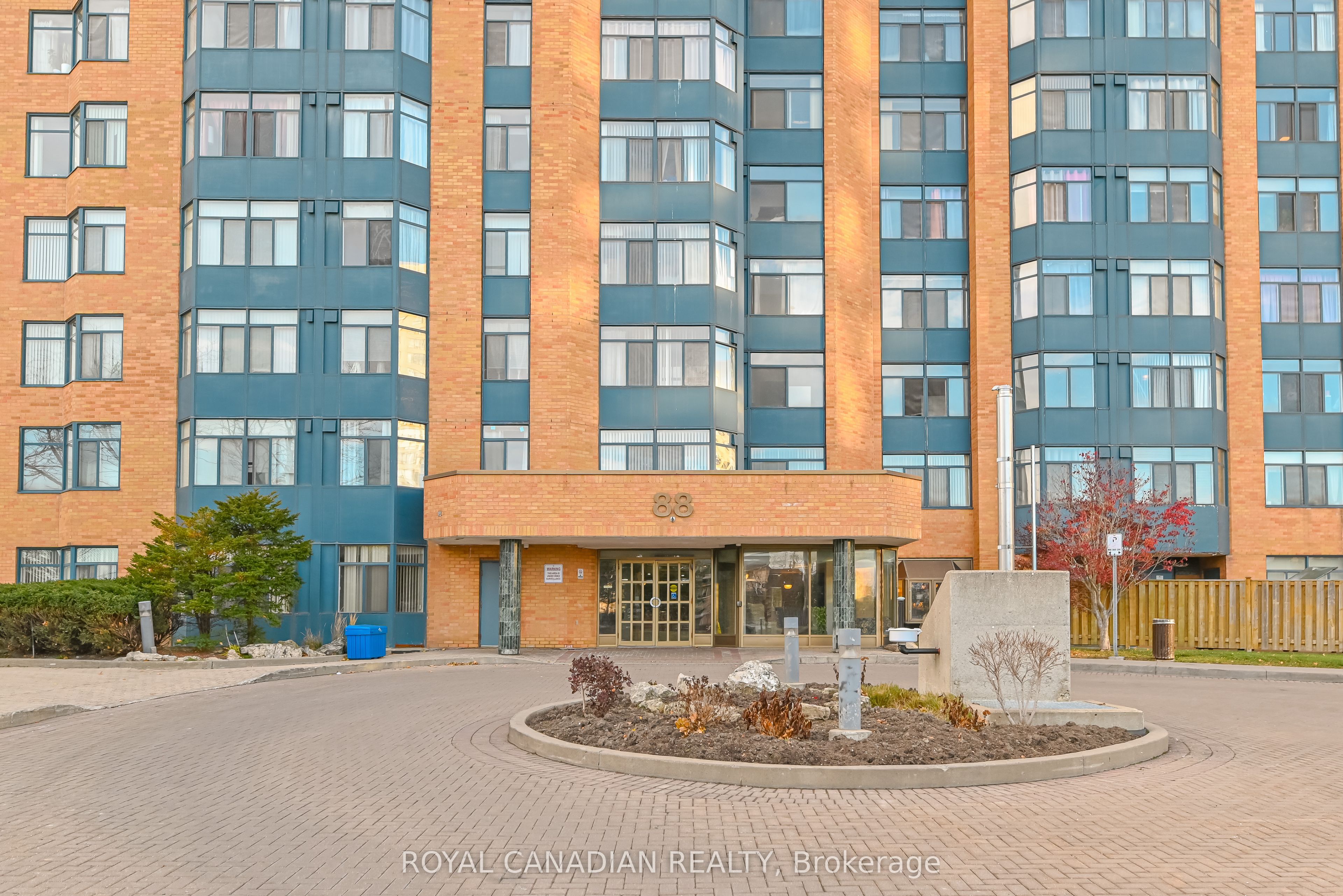 88 Alton Towers Circle 703, Toronto, ON M1V 5C5 photo 3