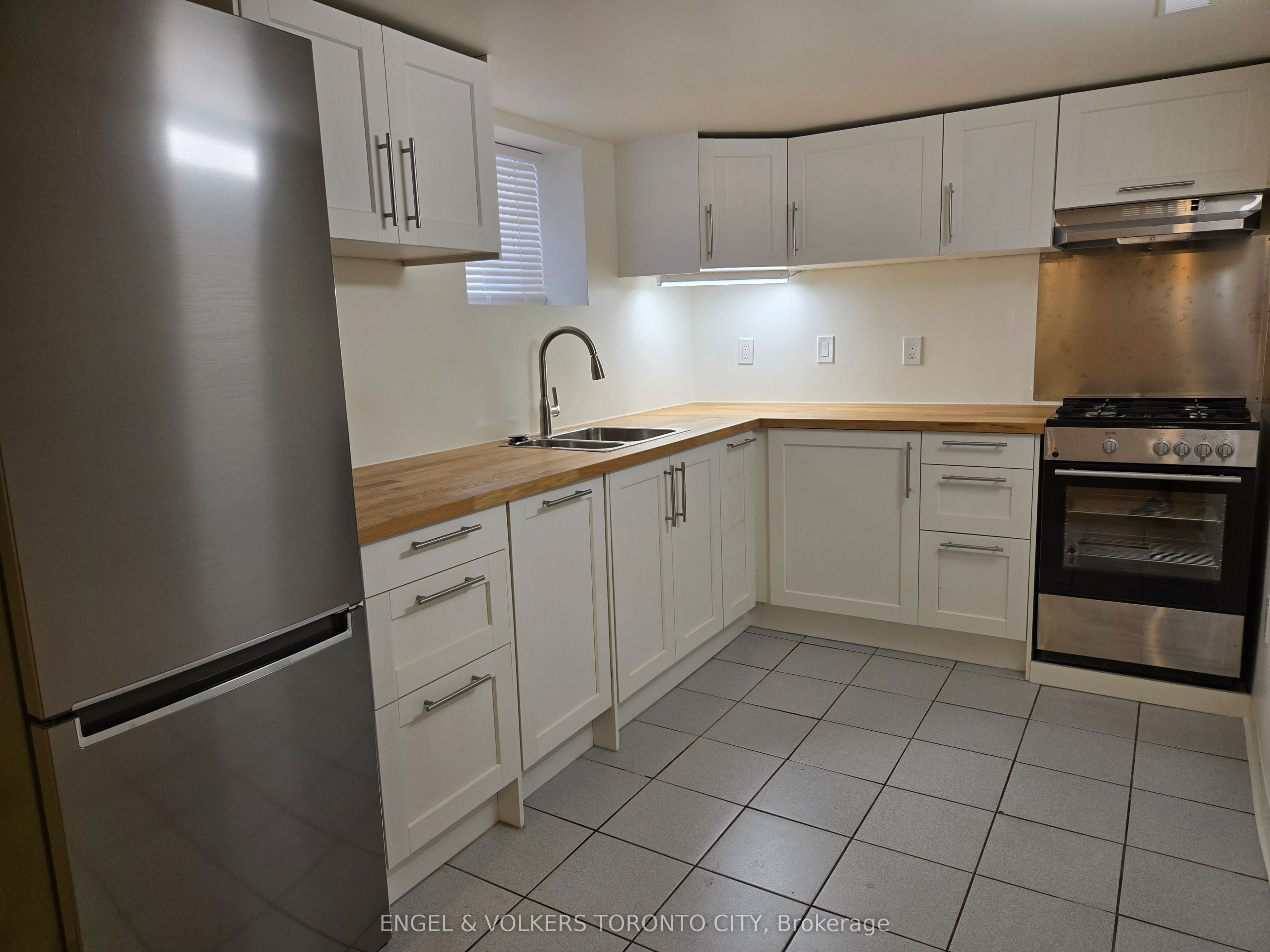 2012 Dundas Street E Basement, Toronto, ON M4L 1M9 photo 2