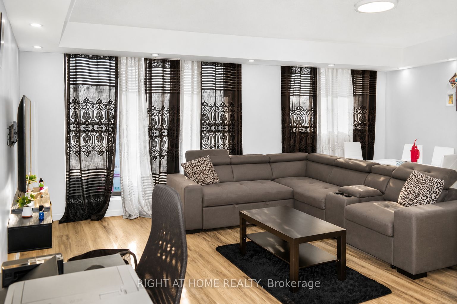 757 Victoria Park Avenue 1501, Toronto, ON M4C 5N8 photo 2