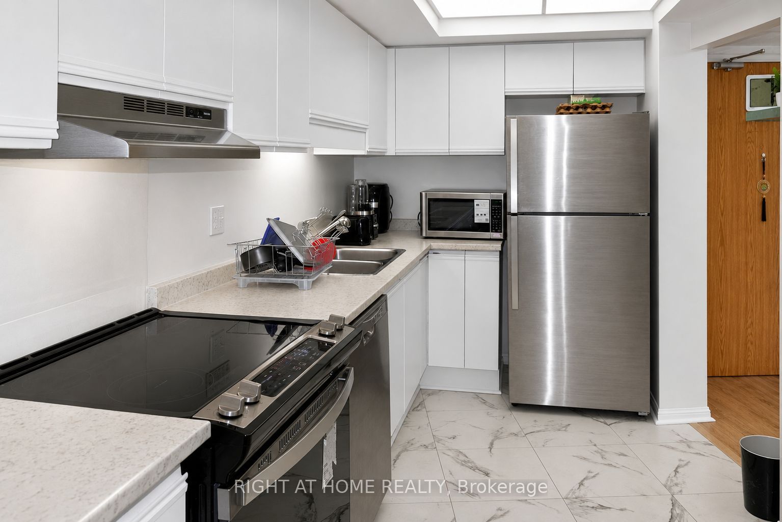 757 Victoria Park Avenue 1501, Toronto, ON M4C 5N8 photo 3