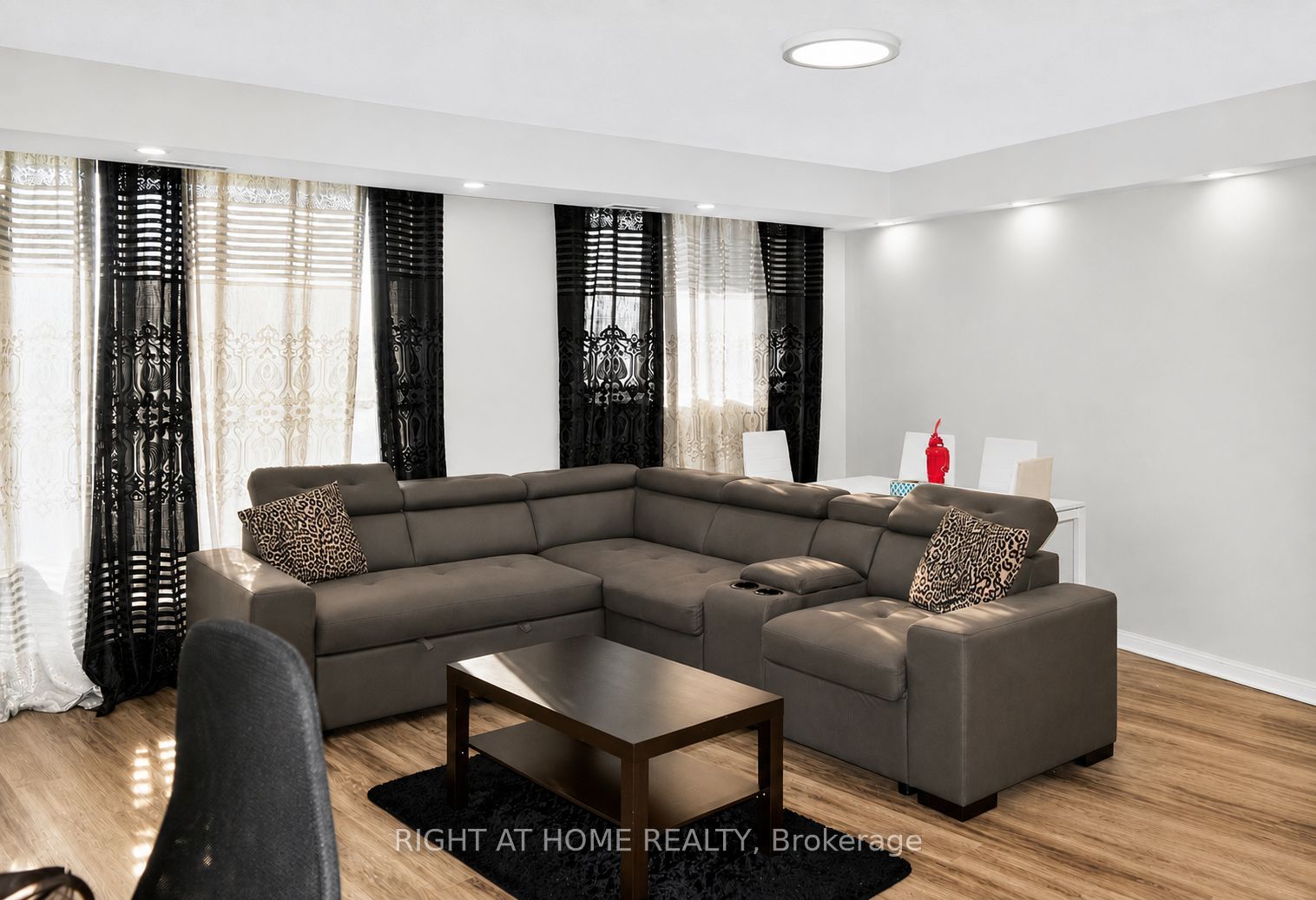 757 Victoria Park Avenue 1501, Toronto, ON M4C 5N8 photo 4