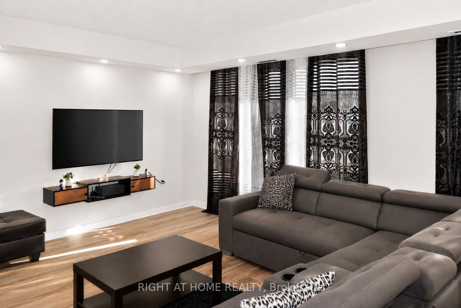 757 Victoria Park Avenue 1501, Toronto, ON M4C 5N8 photo 5