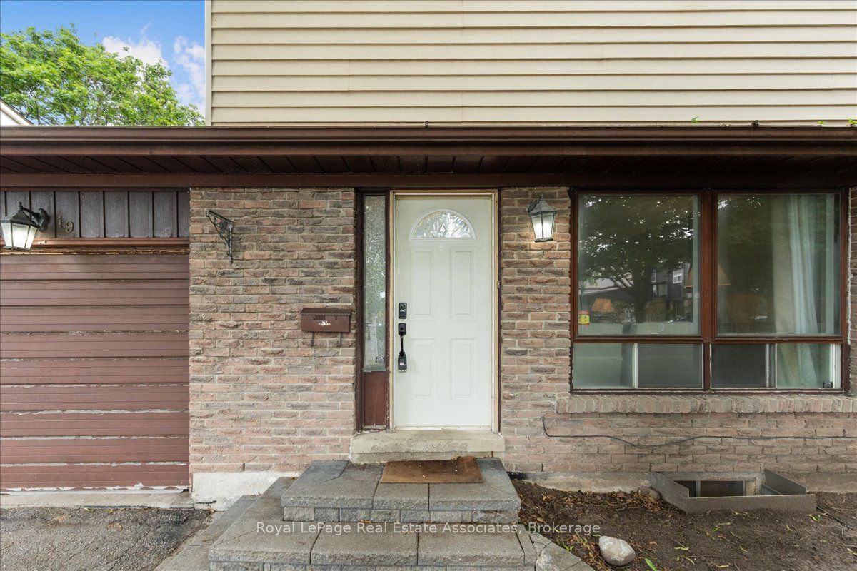 19 Harrison Court, Whitby, ON L1N 6E2 photo 3