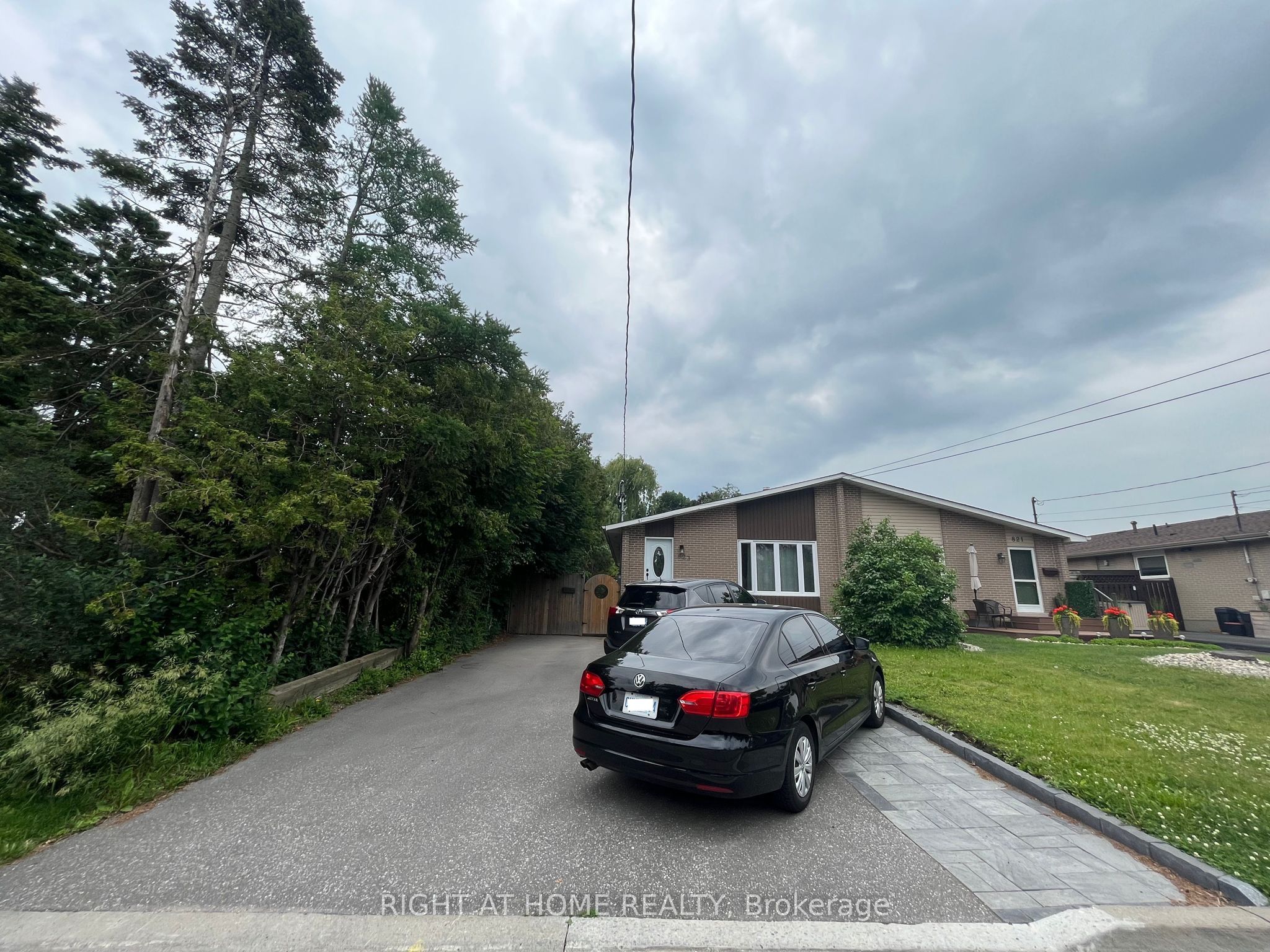 823 Sanok Drive Main, Pickering, ON L1W 2R1