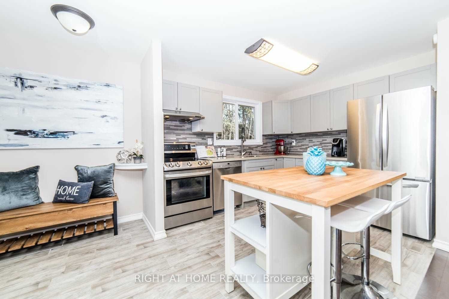 823 Sanok Drive Main, Pickering, ON L1W 2R1 photo 2