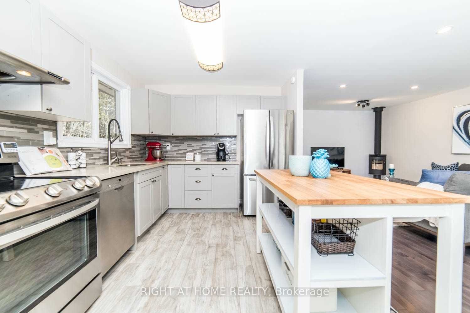 823 Sanok Drive Main, Pickering, ON L1W 2R1 photo 3