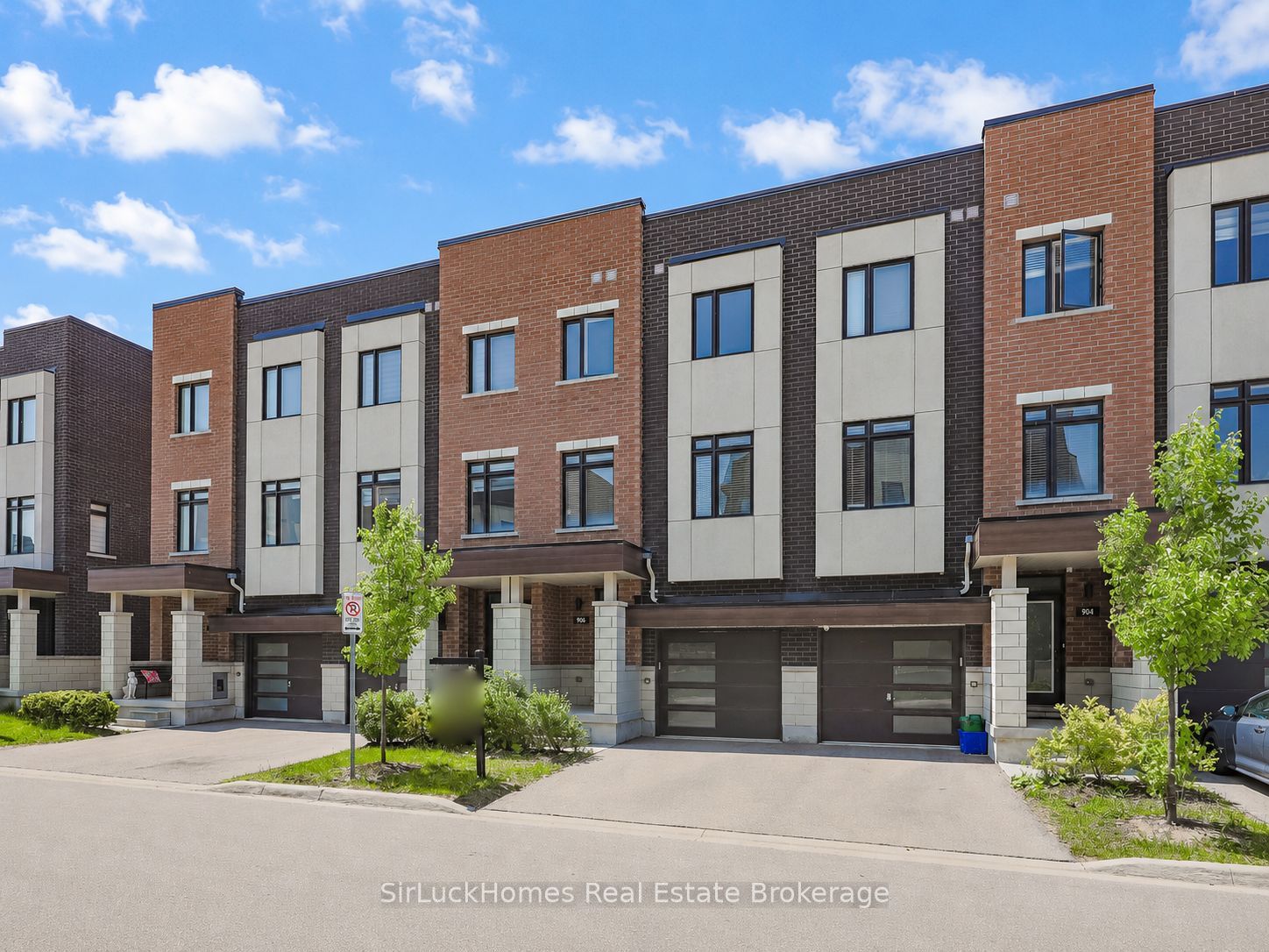 906 Kicking Horse Path, Oshawa, ON L1J 0B4 photo 2