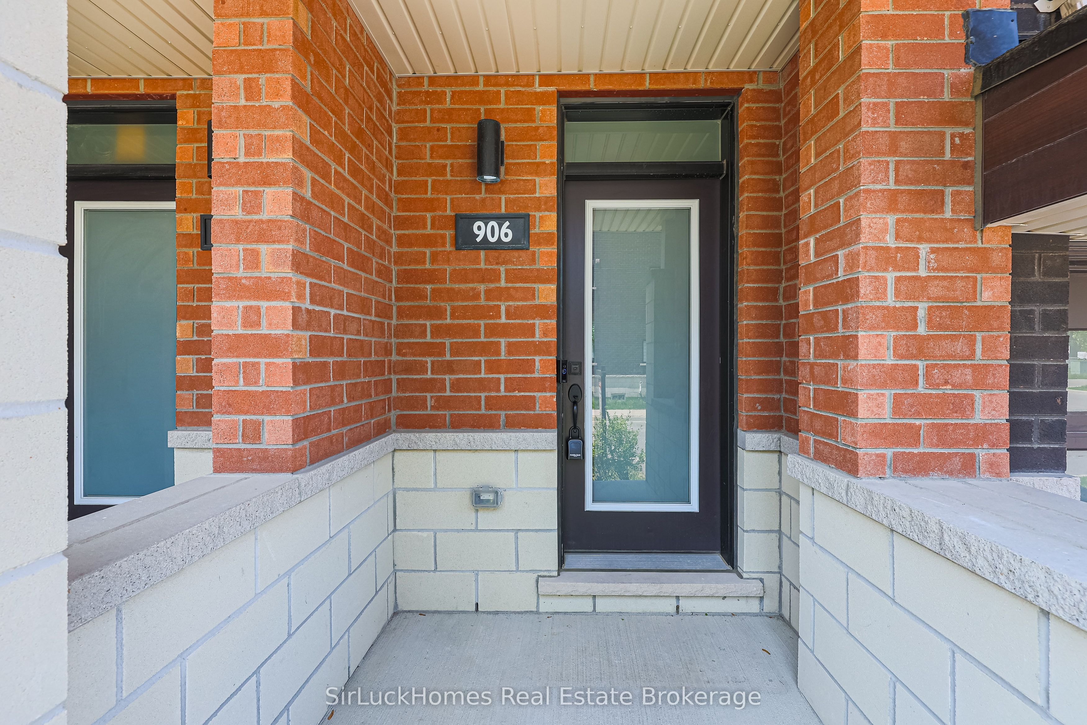 906 Kicking Horse Path, Oshawa, ON L1J 0B4 photo 3