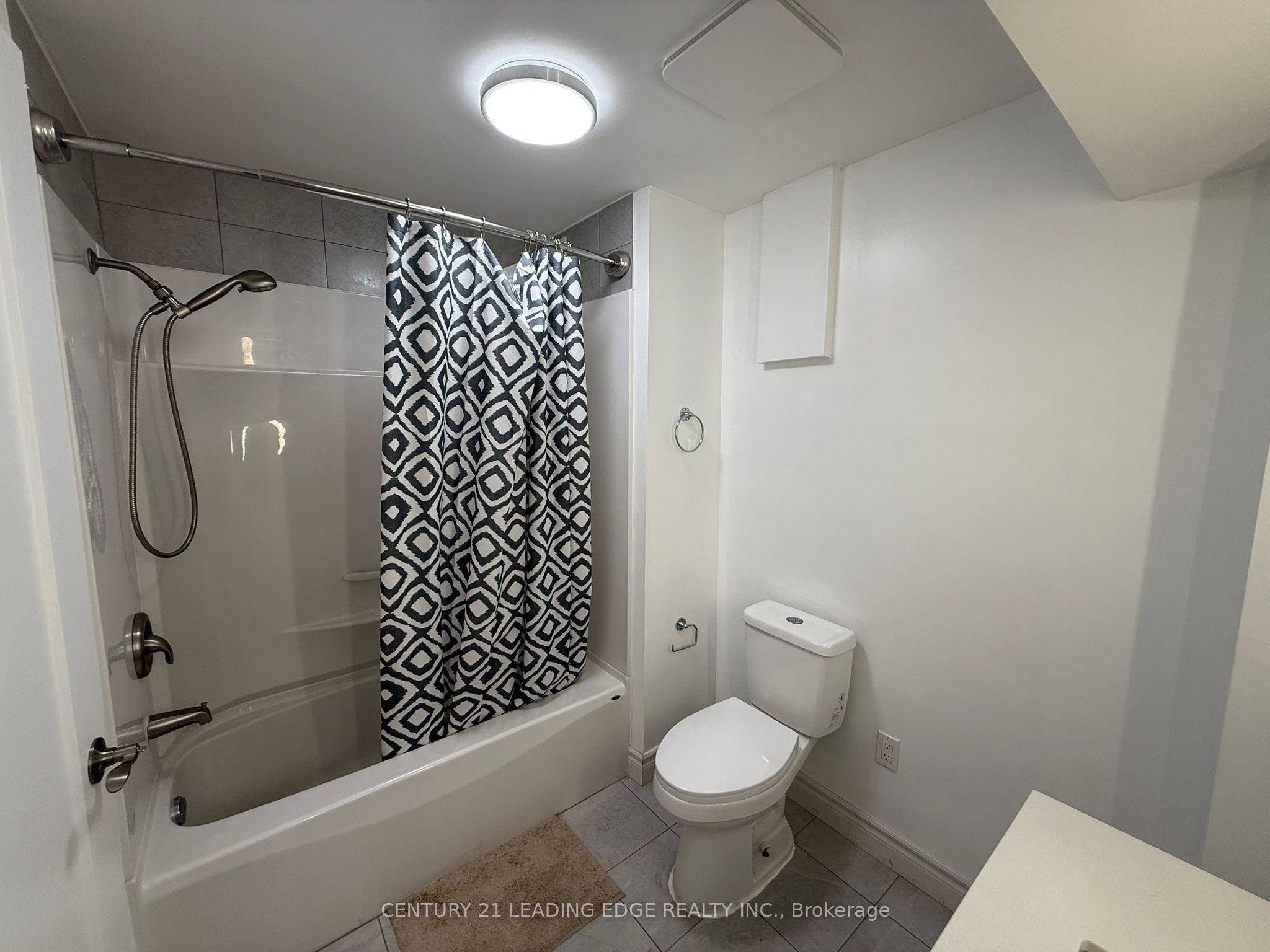 47 Kirkland Place Lower, Whitby, ON L1P 1X3 photo 4