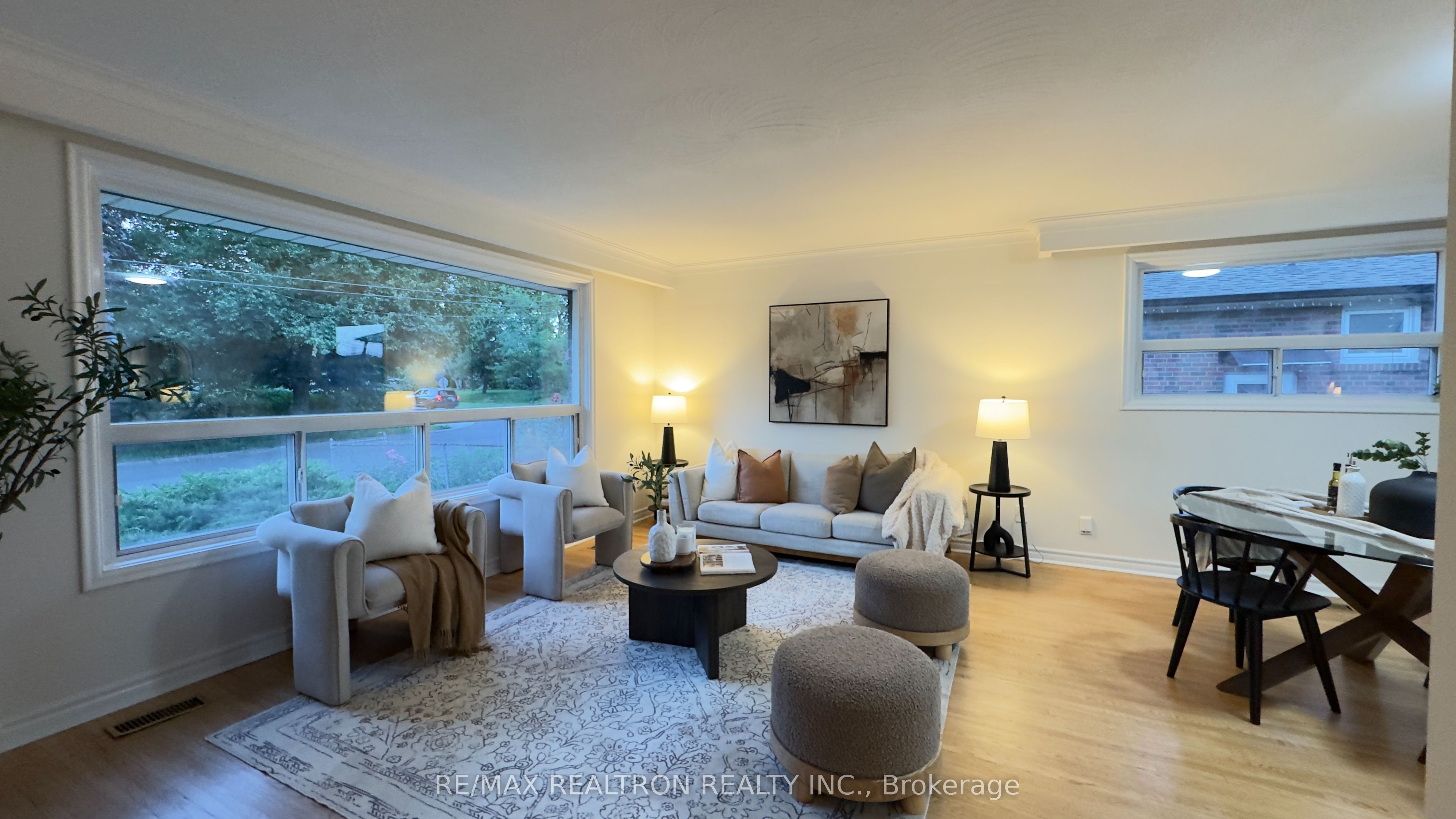 17 Chancellor Drive, Toronto, ON M1G 2W4