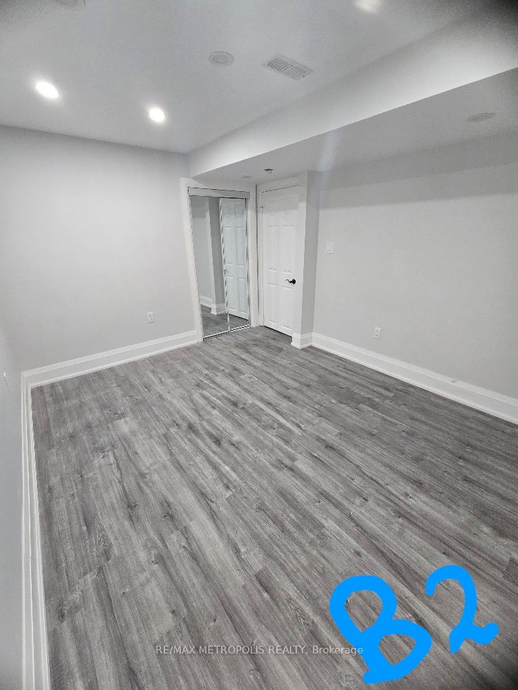 1136 Enchanted Crescent Basement, Pickering, ON L1X 0H1 photo 2