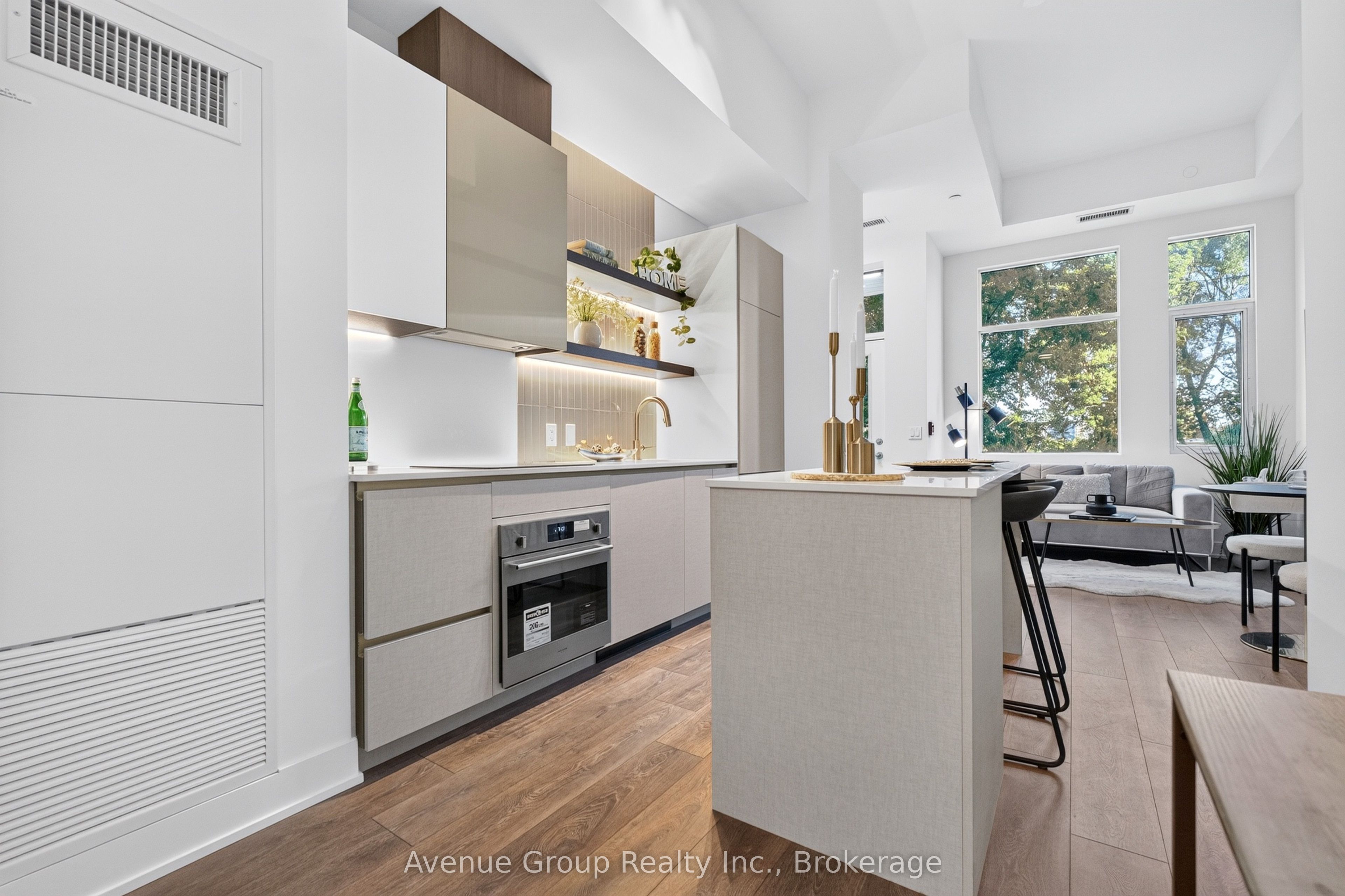 1285 Queen Street E TH58, Toronto, ON M4L 1C2 photo 2
