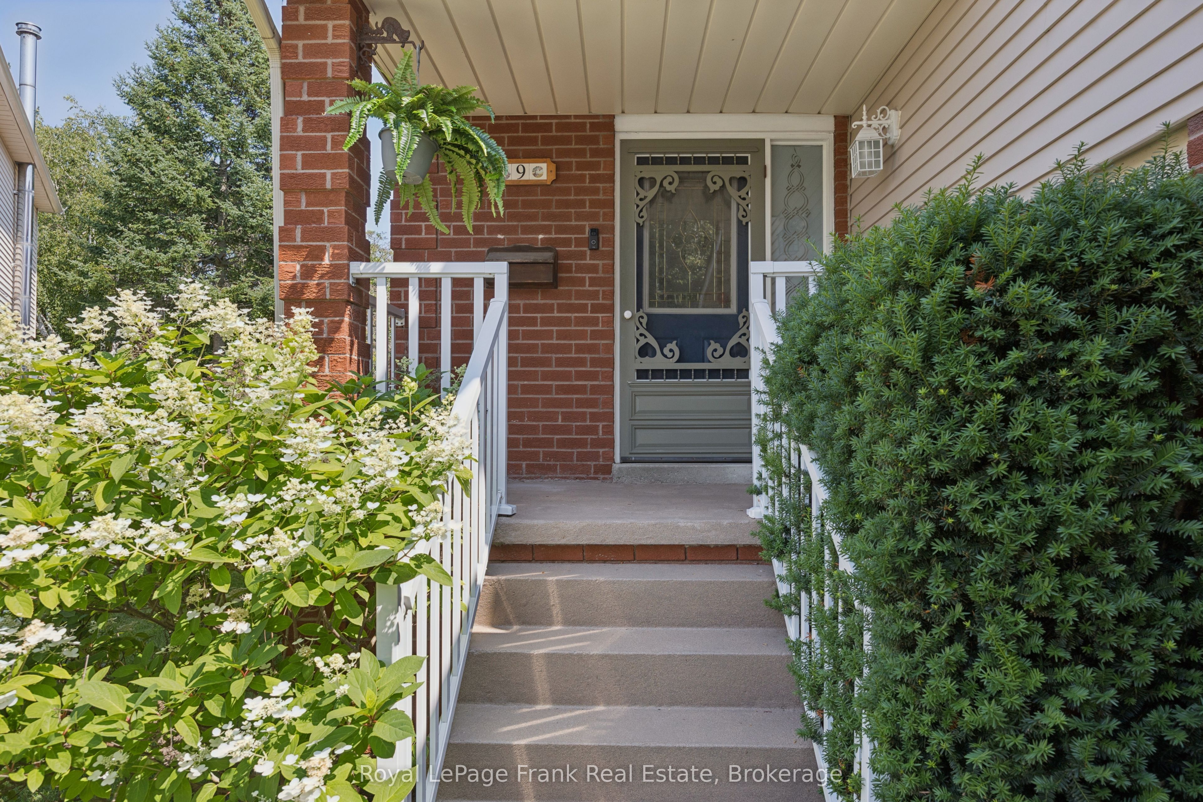 9 Giles Court, Whitby, ON L1N 8T6 photo 2