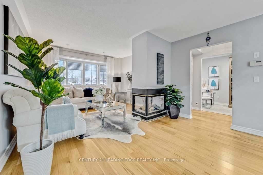 25 Mondeo Drive, Toronto, ON M1P 5B6 photo 4