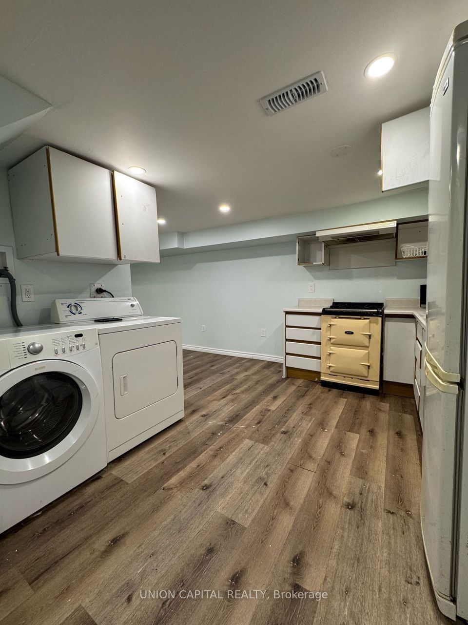 96 Hiawatha Road LOWER, Toronto, ON M4L 2X8 photo 2