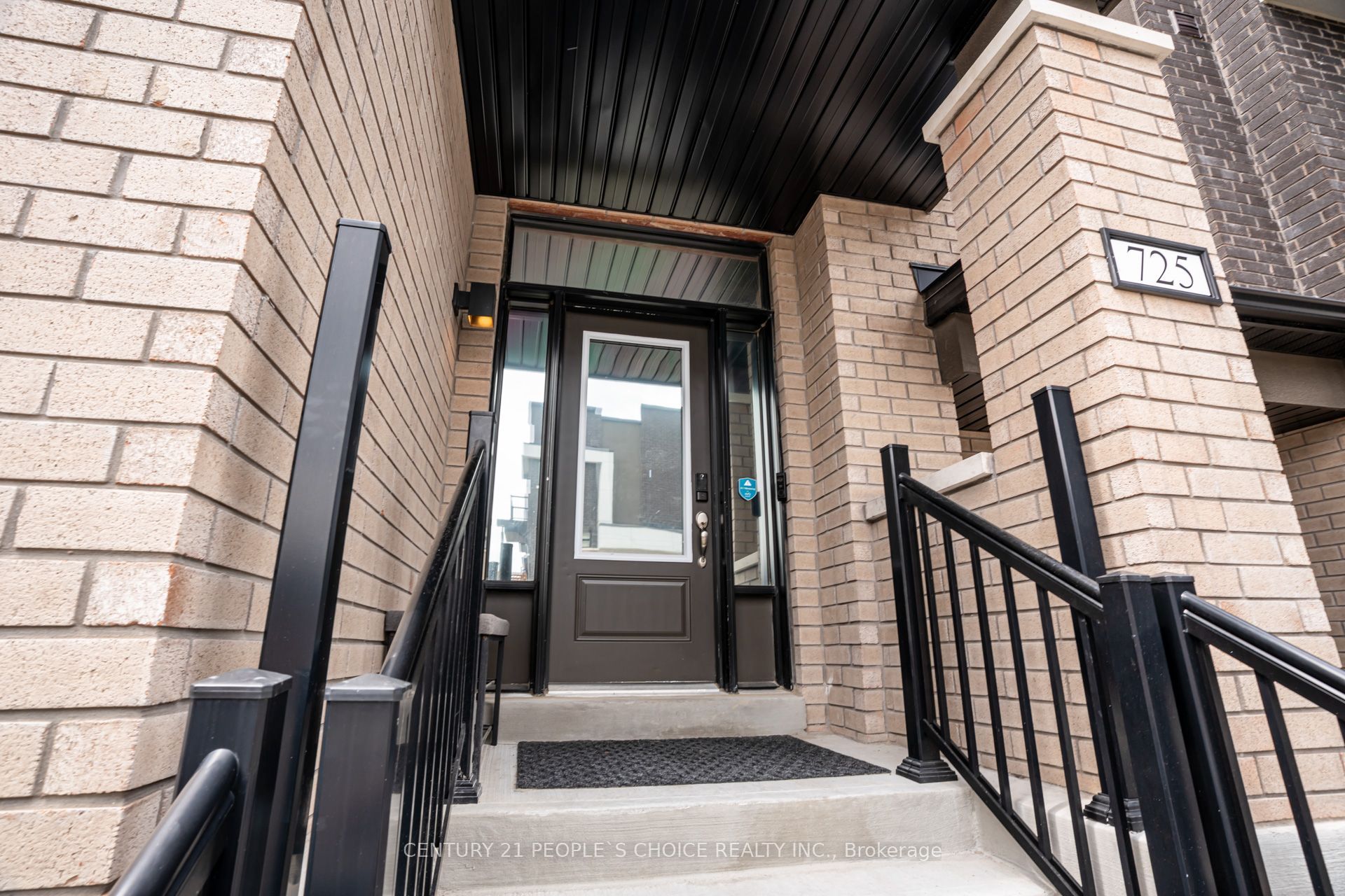 725 Heathrow Path, Oshawa, ON L1Y 0Y7 photo 2