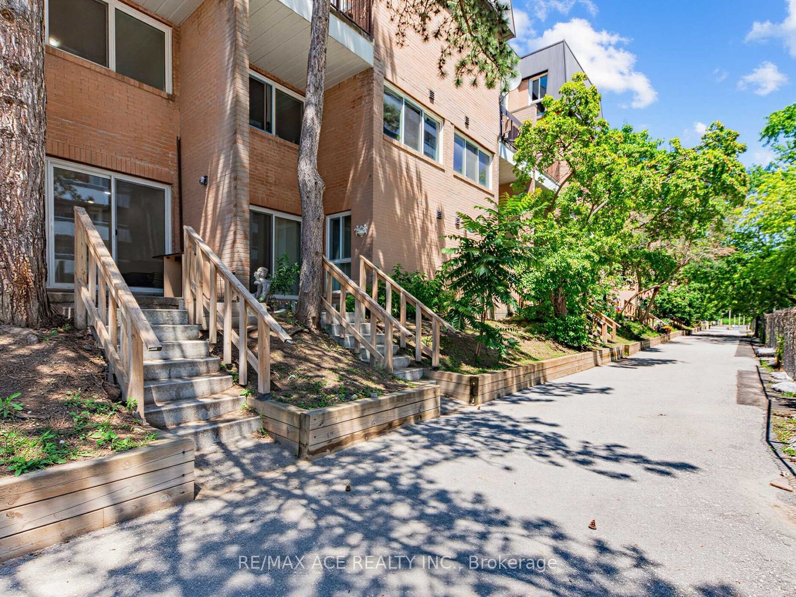 100 Mornelle Court 1017, Toronto, ON M1E 4X2 photo 3