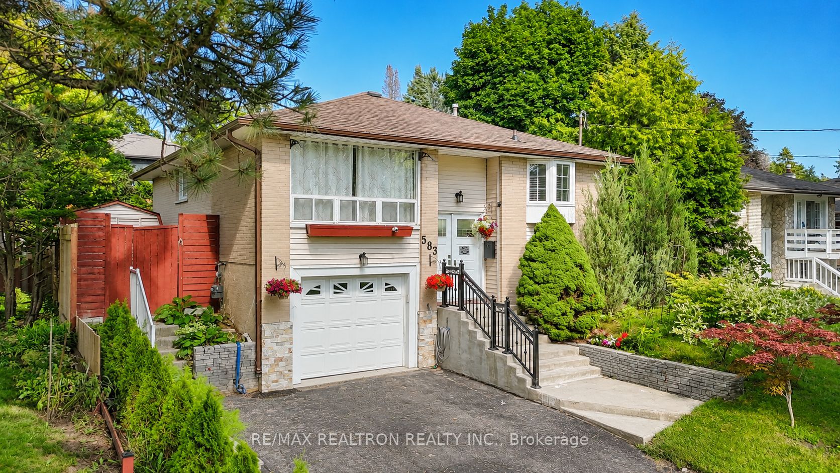 583 Pinewood Street, Oshawa, ON L1G 2S2