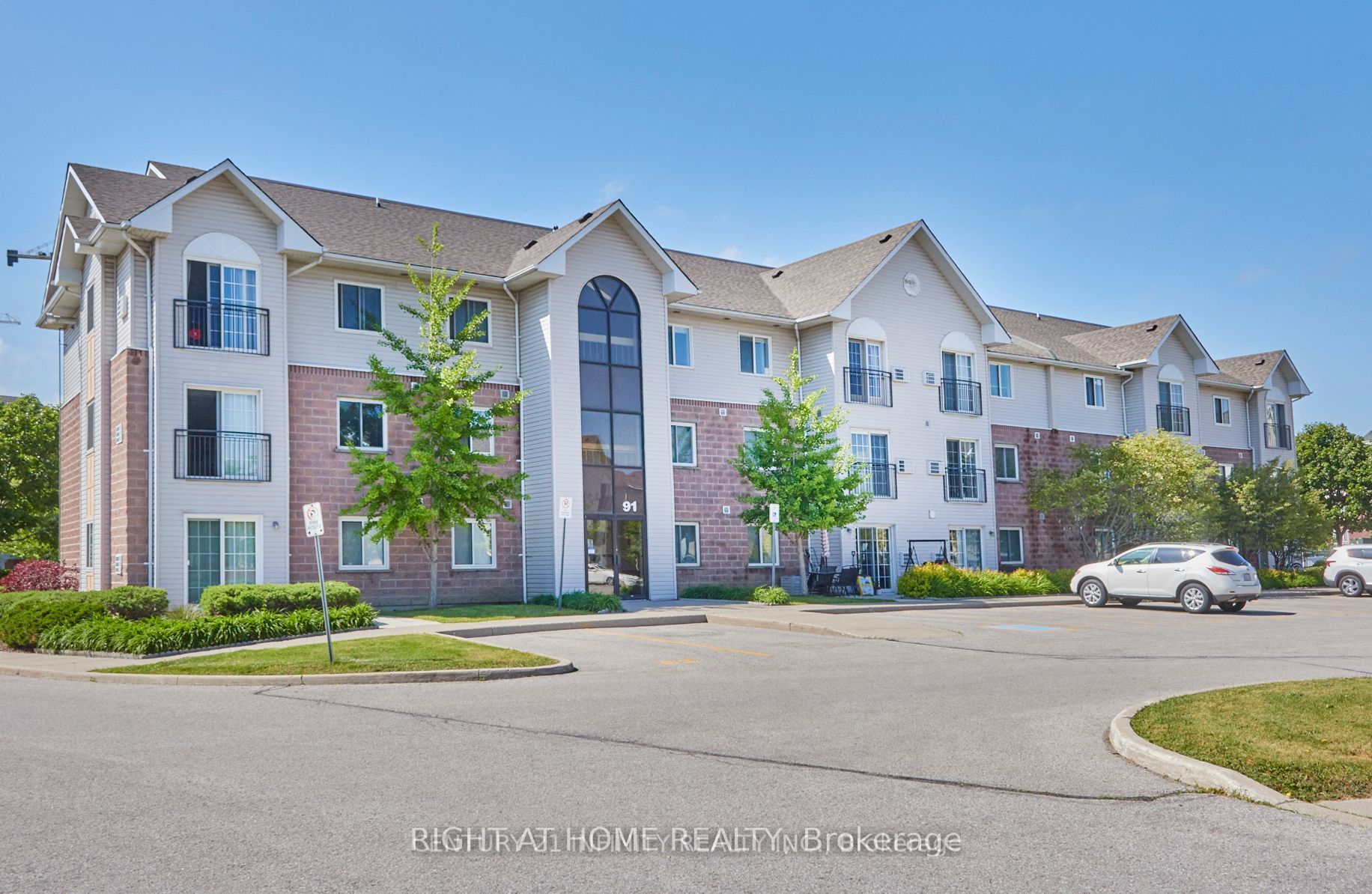91 Aspen Springs Drive 302, Clarington, ON L1C 5J9 photo 2