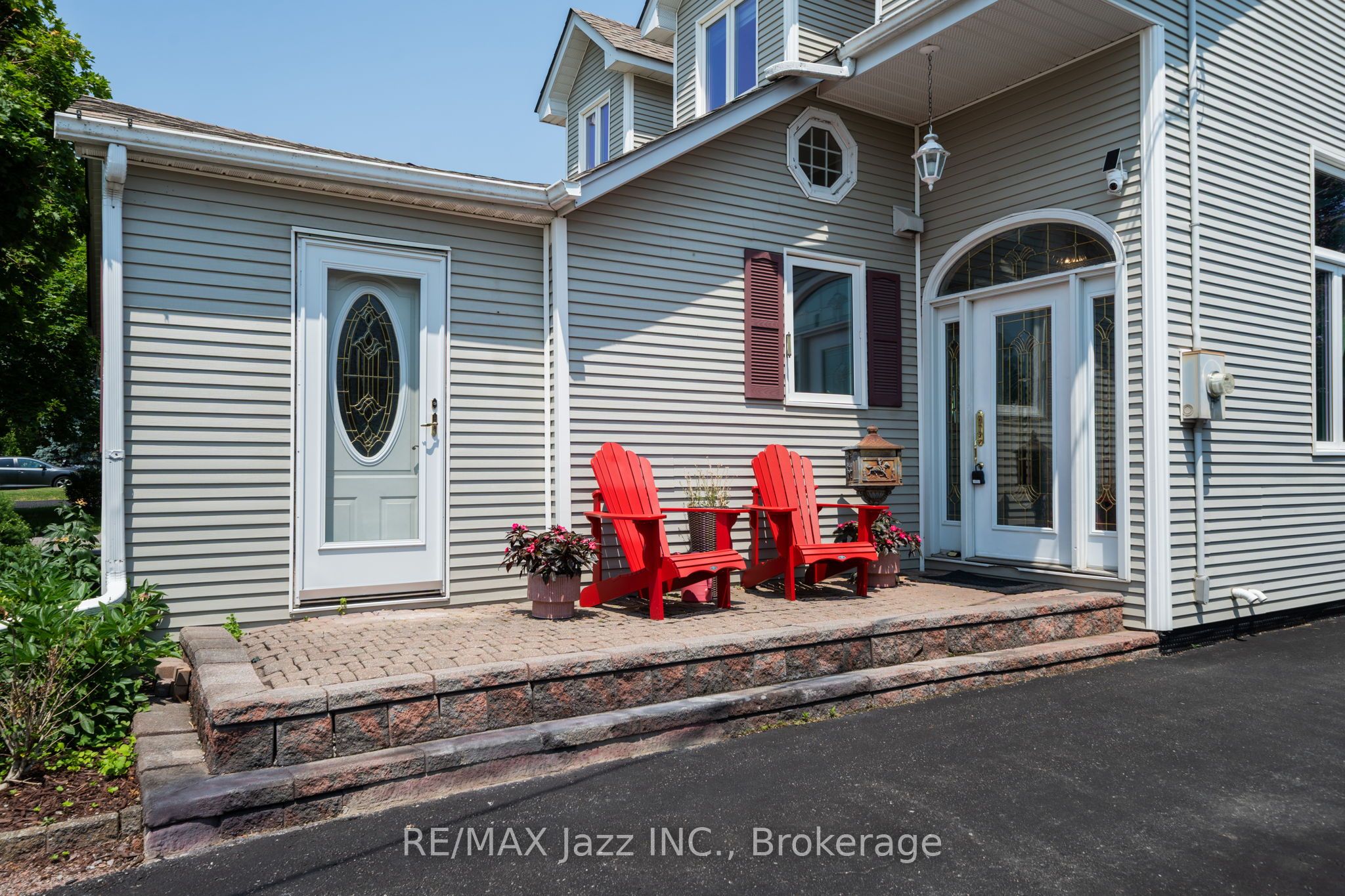 917 Byron Street N, Whitby, ON L1N 4P2 photo 2