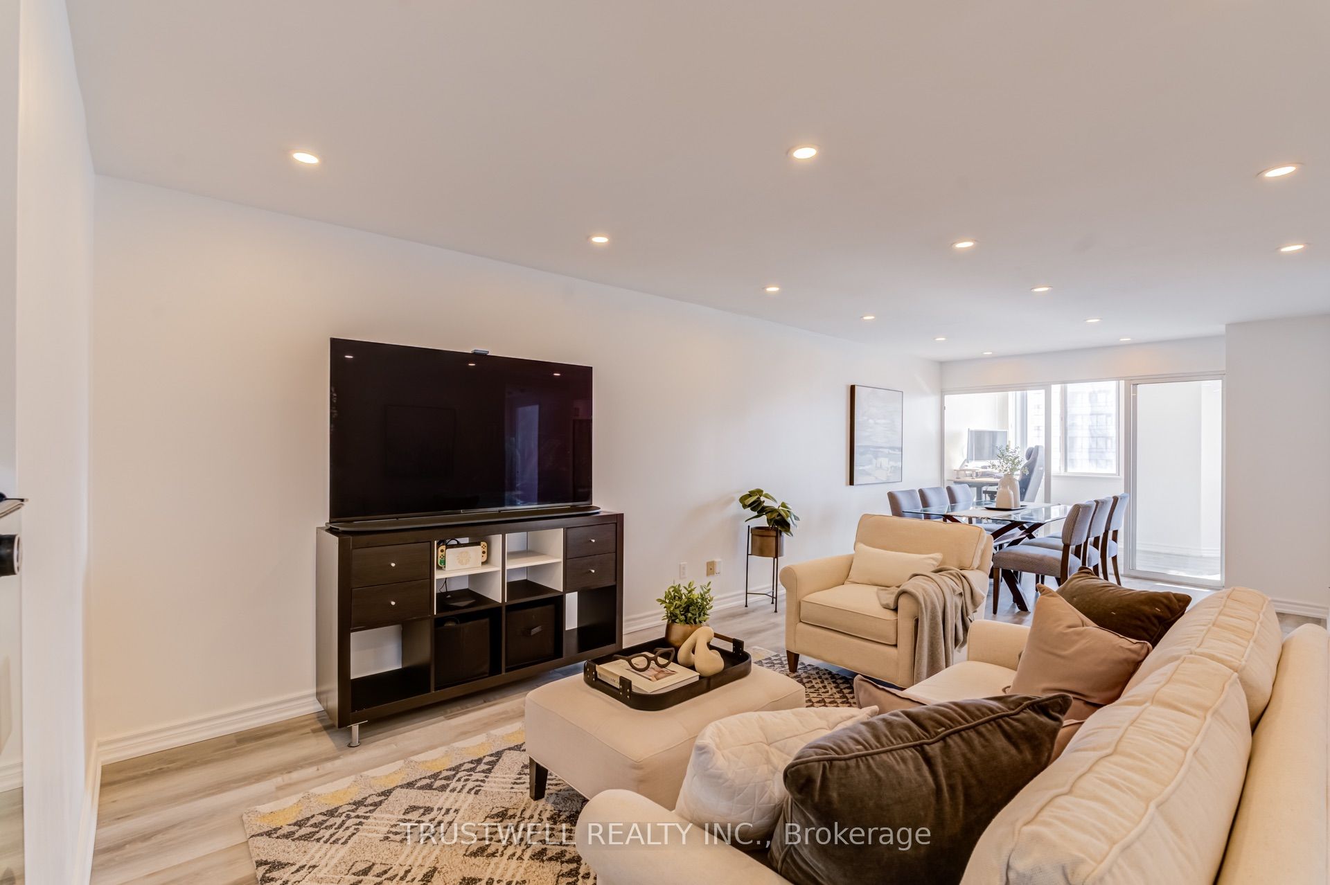 80 Alton Towers Circle 1705, Toronto, ON M1V 5E8 photo 3