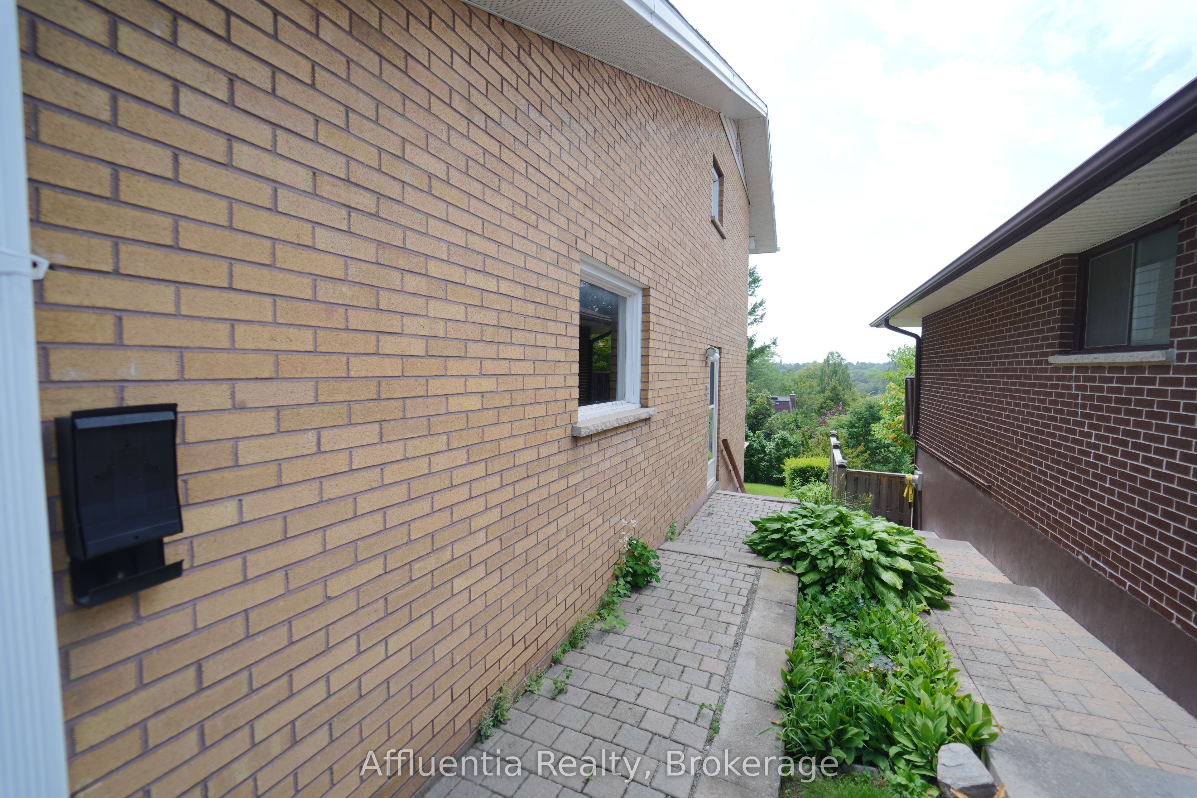 480 Elizabeth Street Lower Unit, Oshawa, ON L1J 5T1 photo 2
