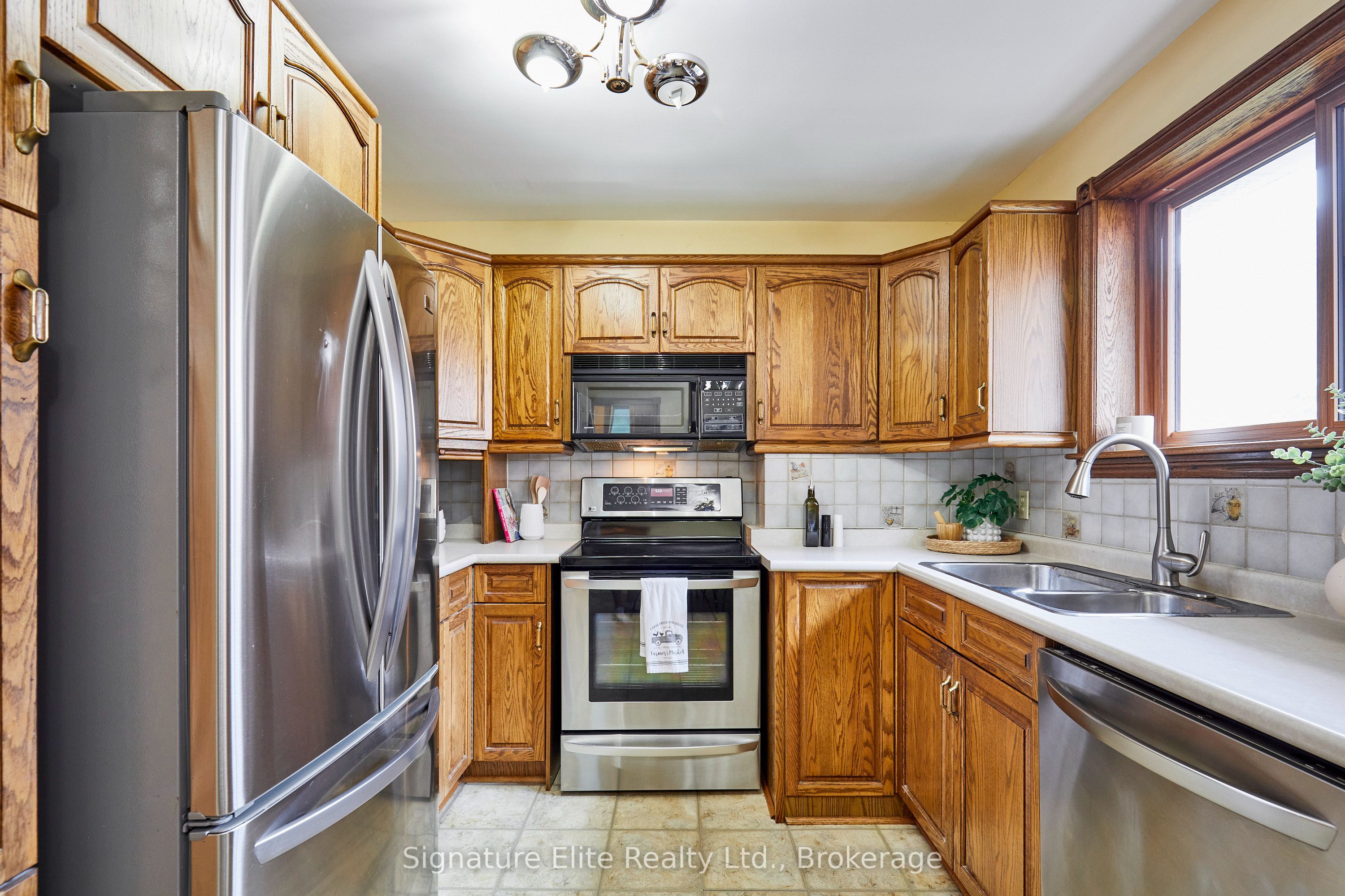 35 Ravenview Drive, Toronto, ON M1E 3L9 photo 3