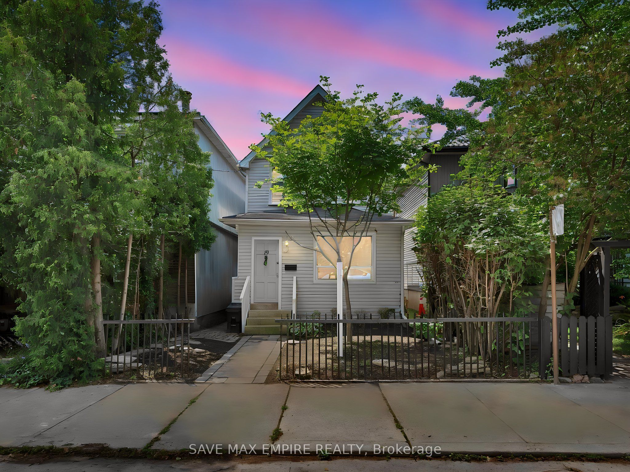 19 Minto Street, Toronto, ON M4L 1B5 photo 2
