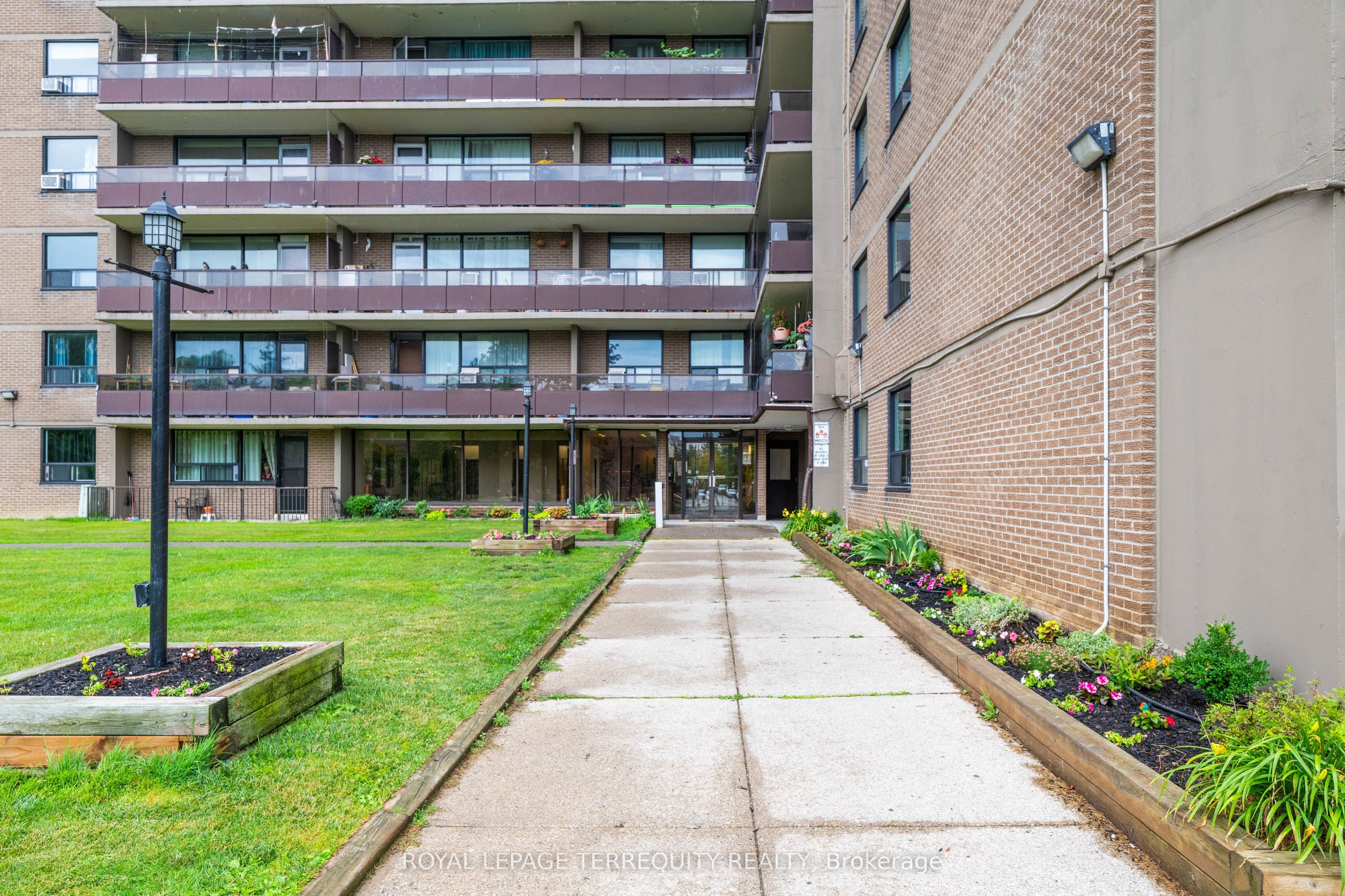 180 Markham Road 816, Toronto, ON M1M 2Z9 photo 2