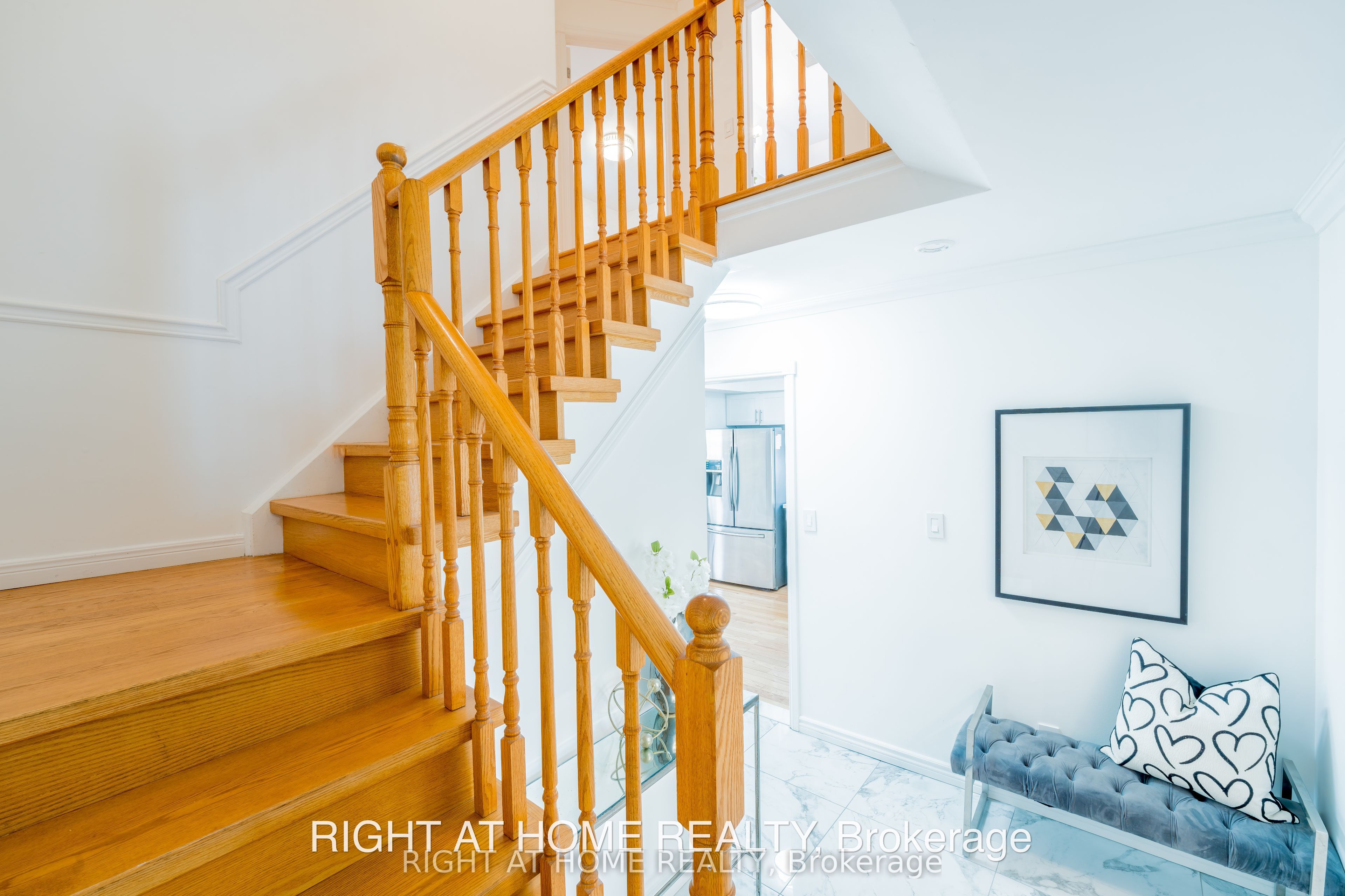 160 Overbank Drive, Oshawa, ON L1J 7Y5 photo 3