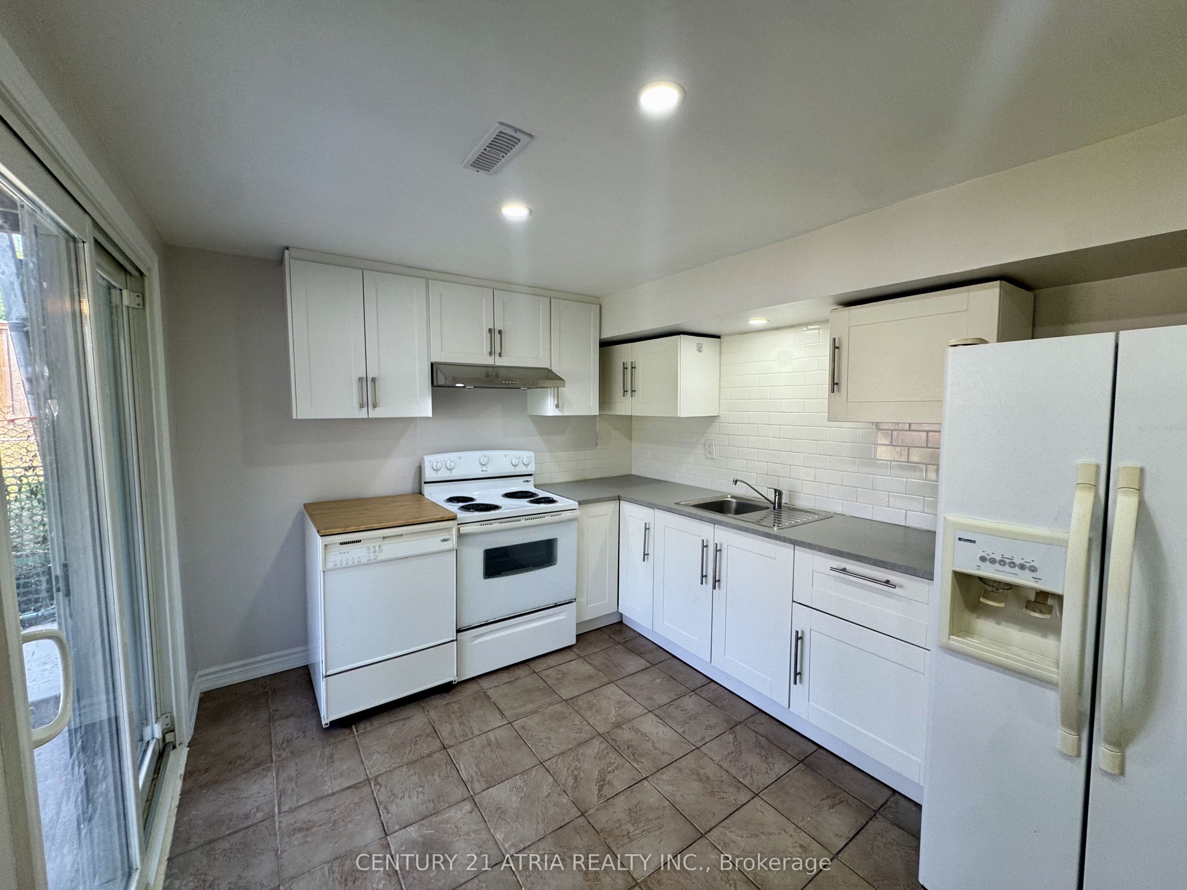 6 Woodward Crescent Basement, Ajax, ON L1S 5T6 photo 2