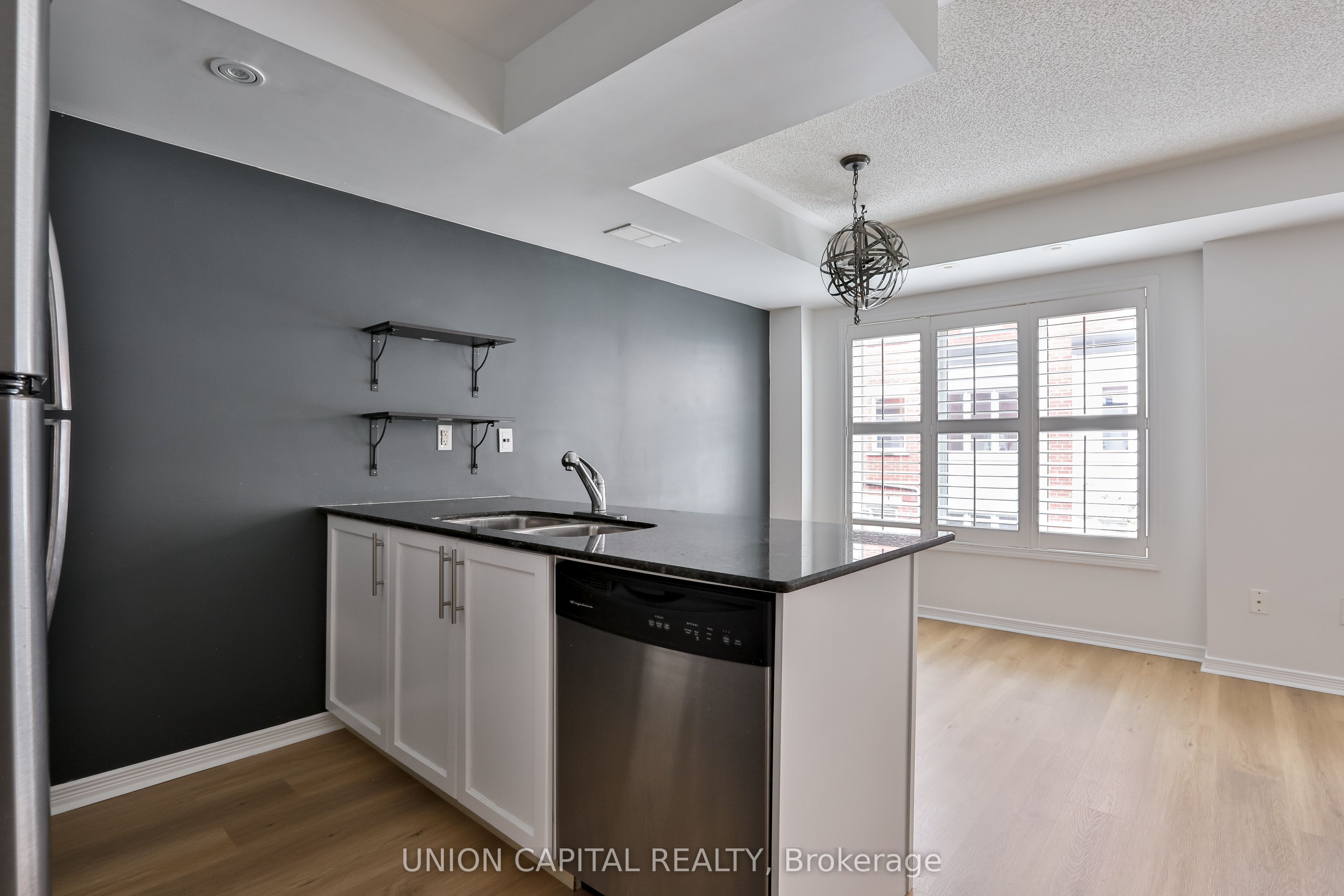 24 Florence Wyle Lane 6, Toronto, ON M4M 3E7 photo 2