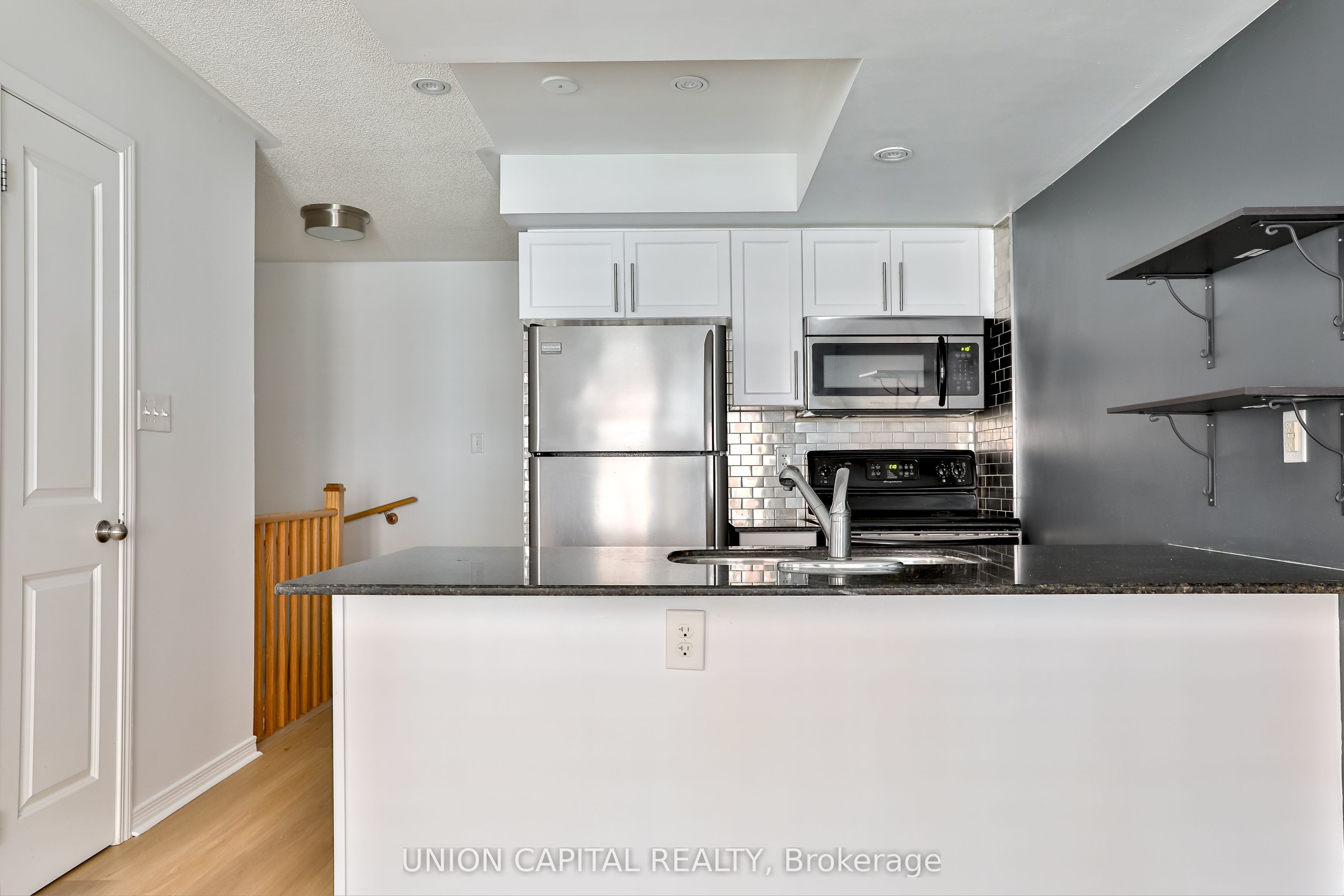 24 Florence Wyle Lane 6, Toronto, ON M4M 3E7 photo 3