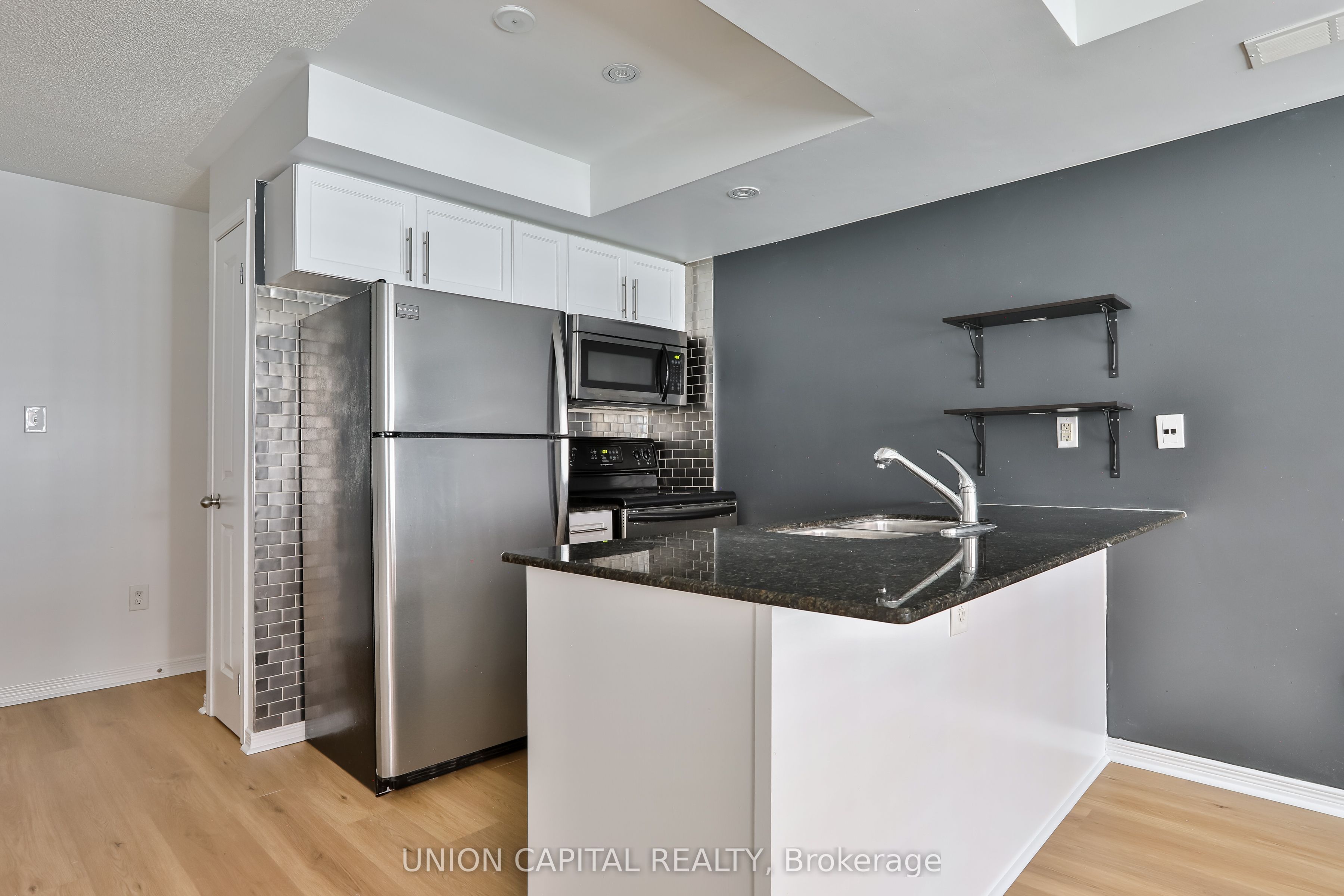 24 Florence Wyle Lane 6, Toronto, ON M4M 3E7 photo 4