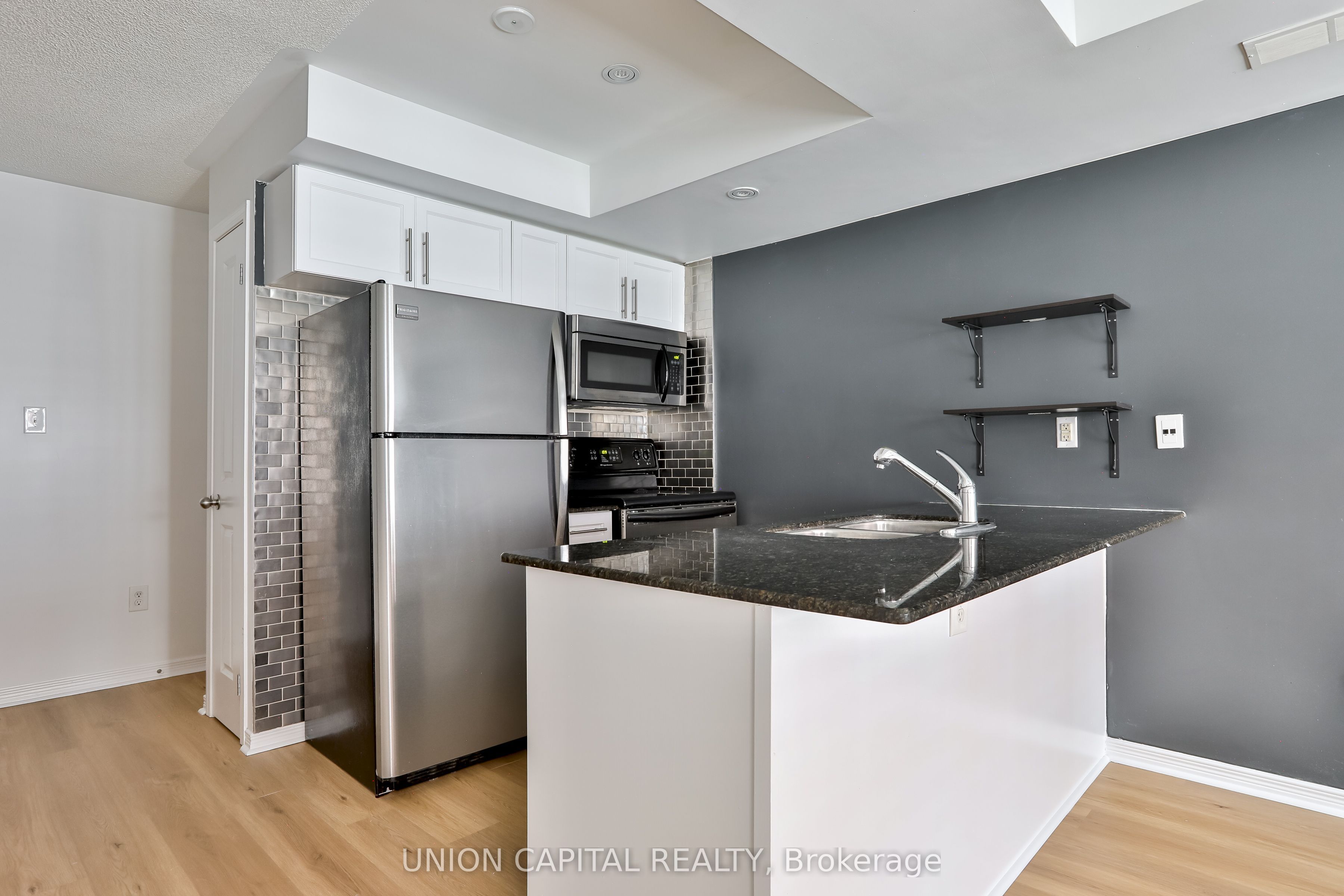 24 Florence Wyle Lane 6, Toronto, ON M4M 3E7 photo 5