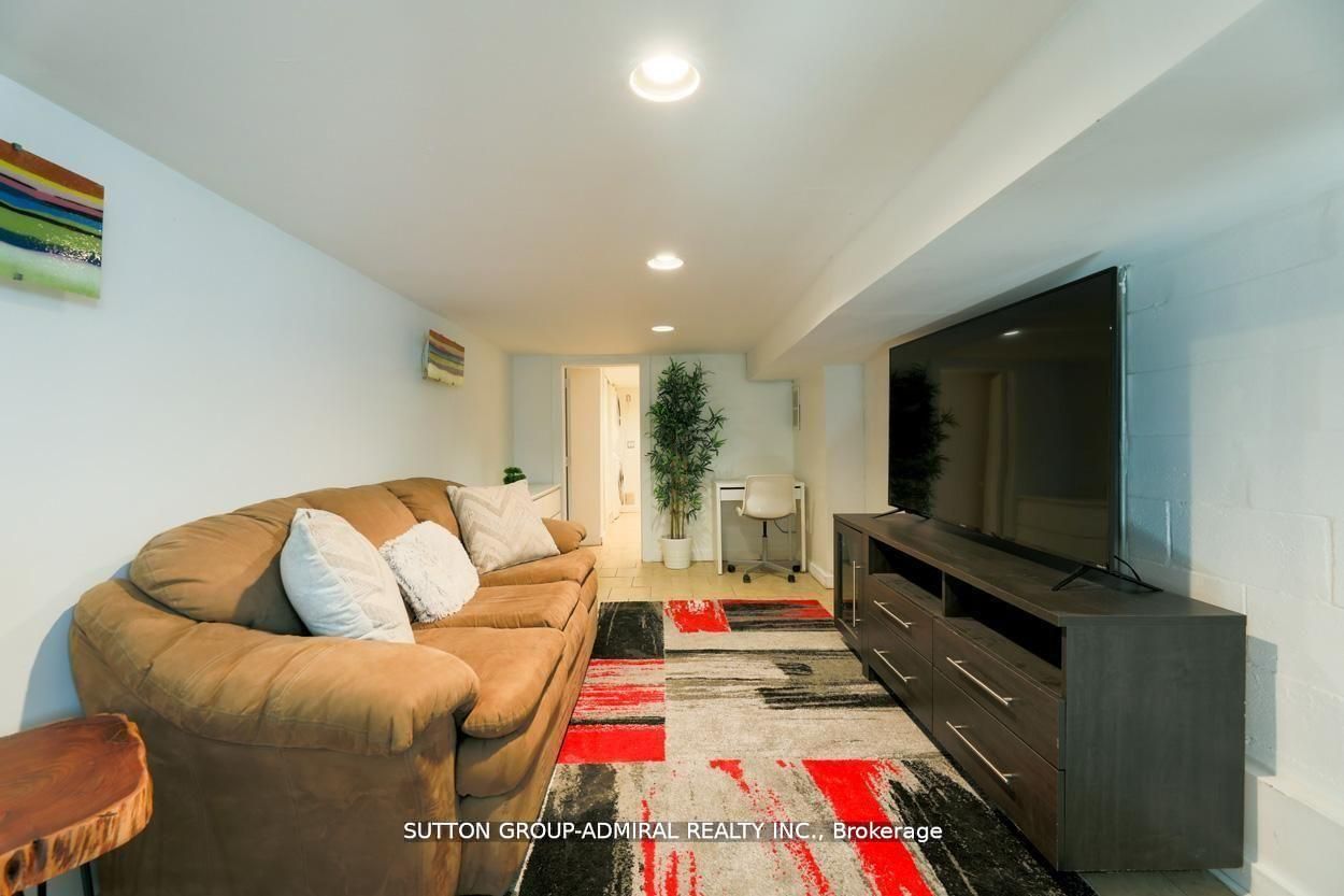 70 Carlaw Avenue Bsmt, Toronto, ON M4M 2R7 photo 4