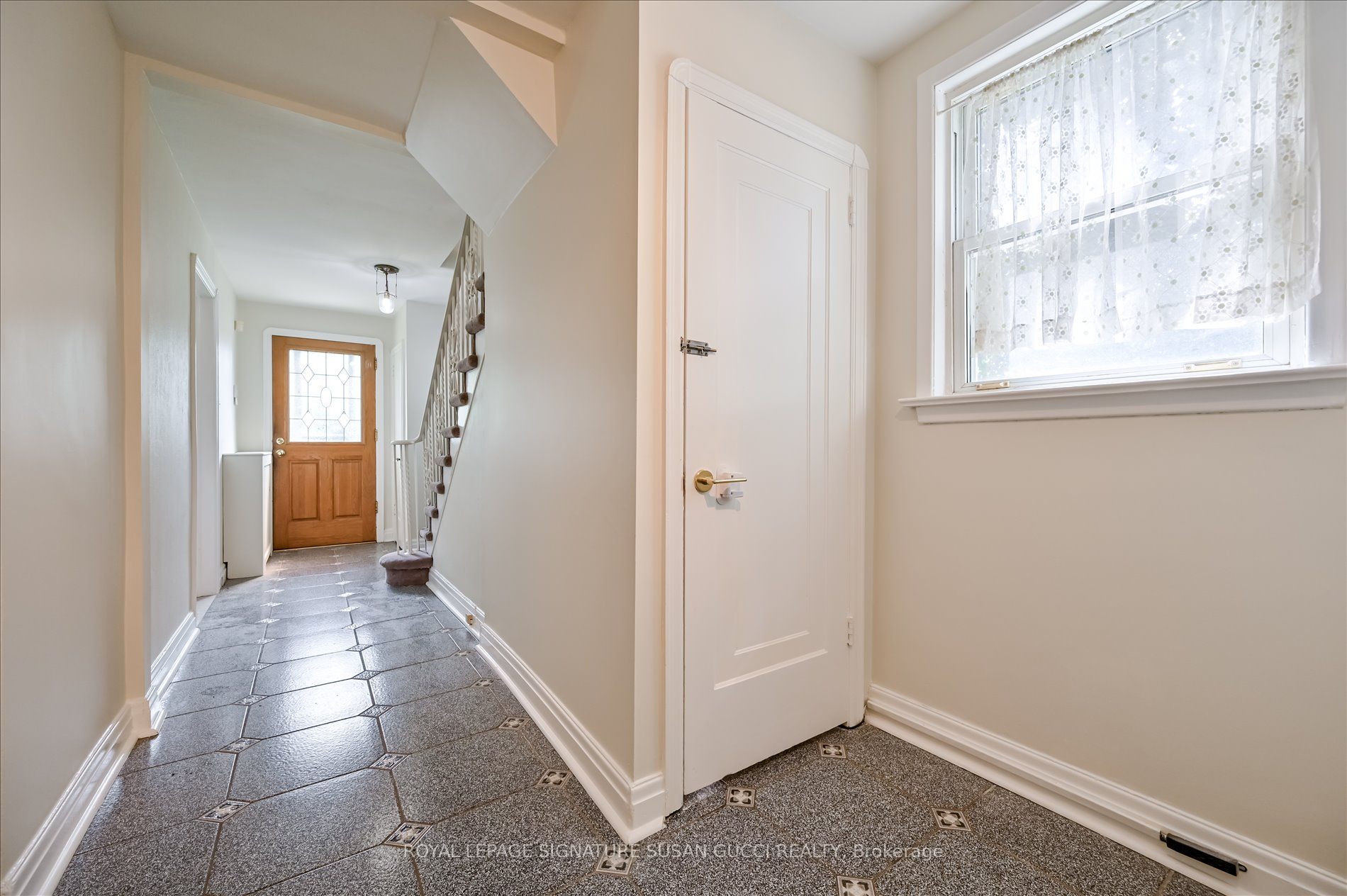 32 Marilyn Crescent Main, Toronto, ON M4B 3C6 photo 4