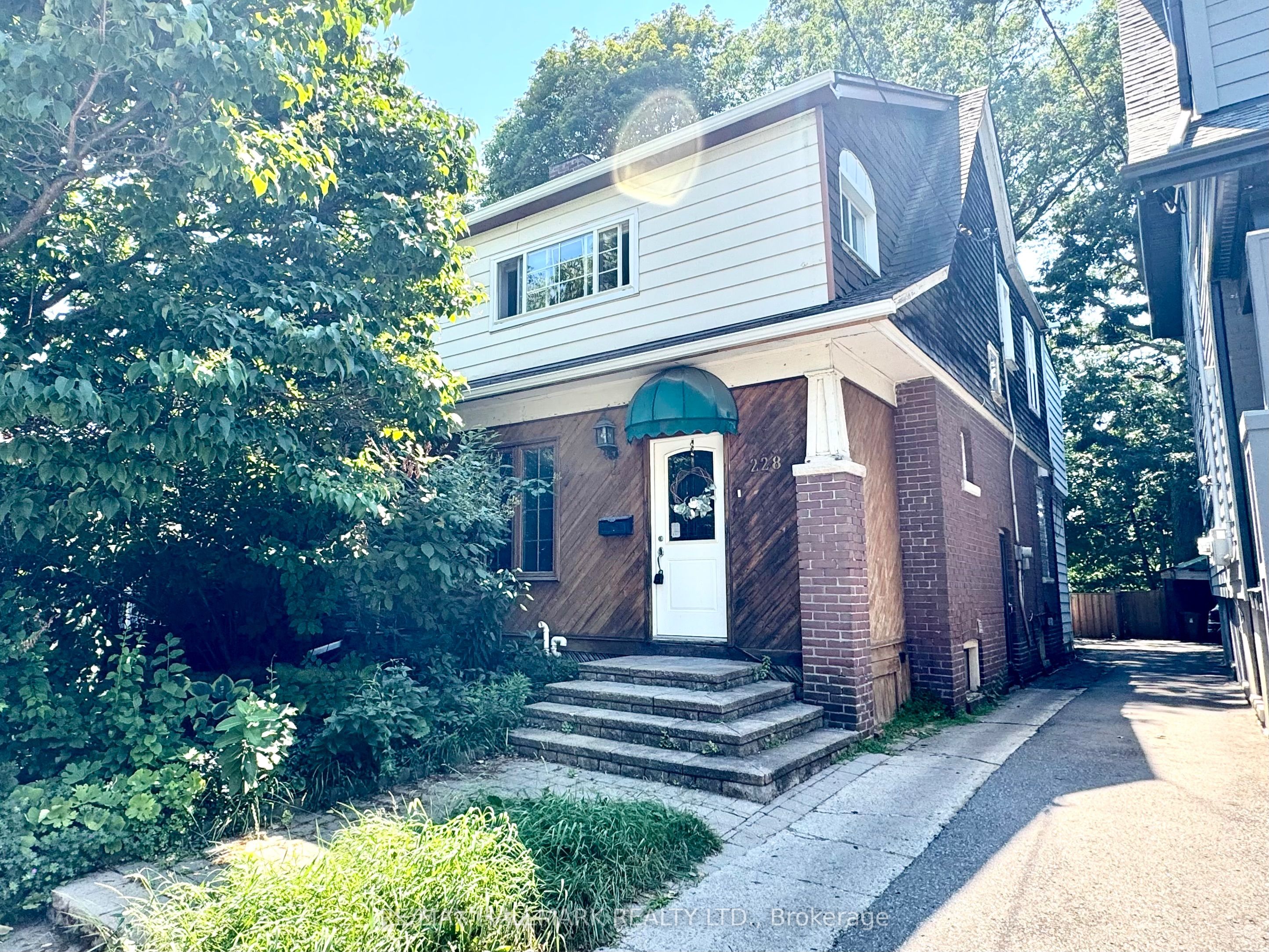 228 Gainsborough Road, Toronto, ON M4L 3C6