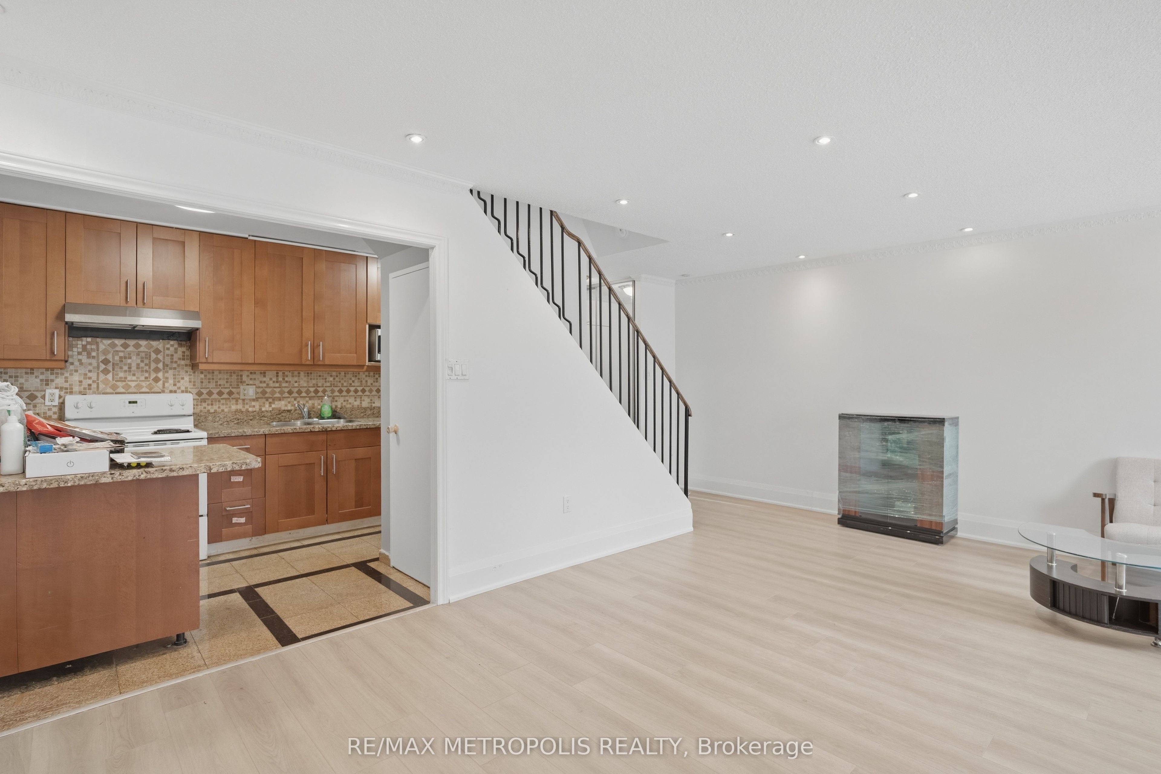 100 Mornelle Court 2026, Toronto, ON M1E 4X2 photo 2