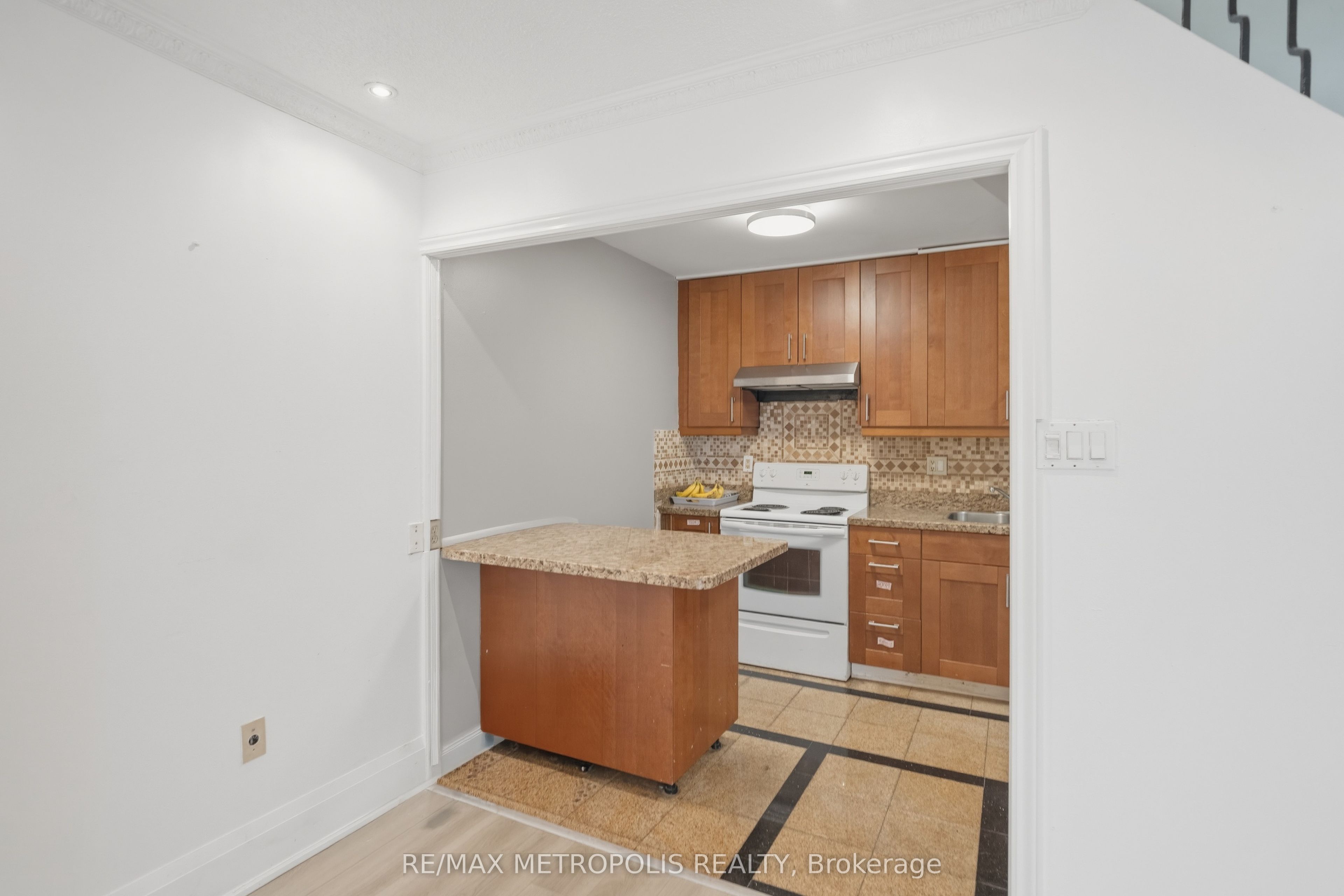 100 Mornelle Court 2026, Toronto, ON M1E 4X2 photo 4